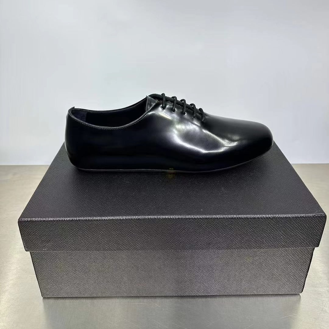 샤이니 레더슈즈 (Shiny leather shoes)