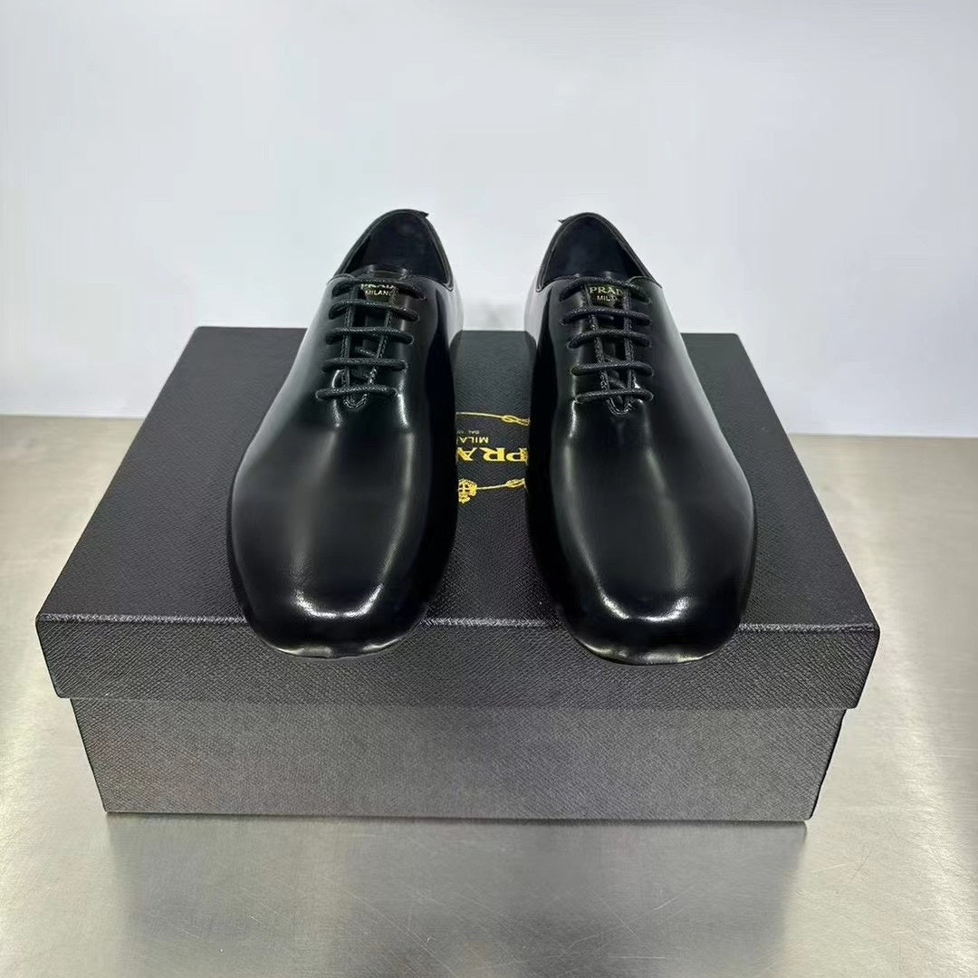 샤이니 레더슈즈 (Shiny leather shoes)