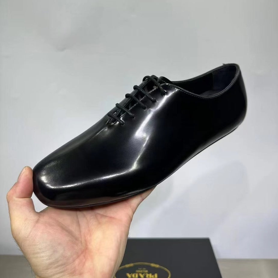 샤이니 레더슈즈 (Shiny leather shoes)