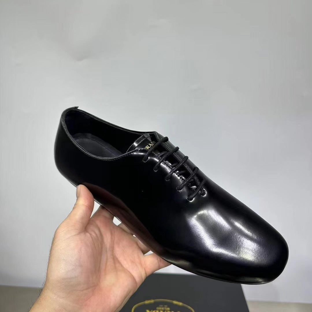 샤이니 레더슈즈 (Shiny leather shoes)