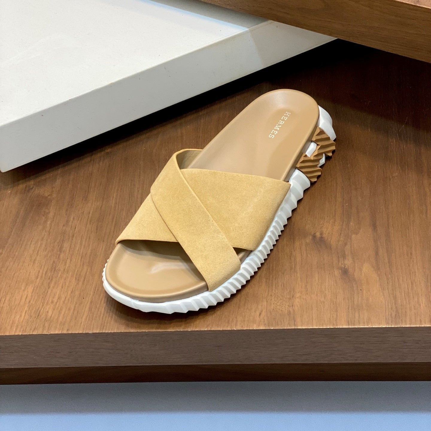 H 샌들 (H sandals)