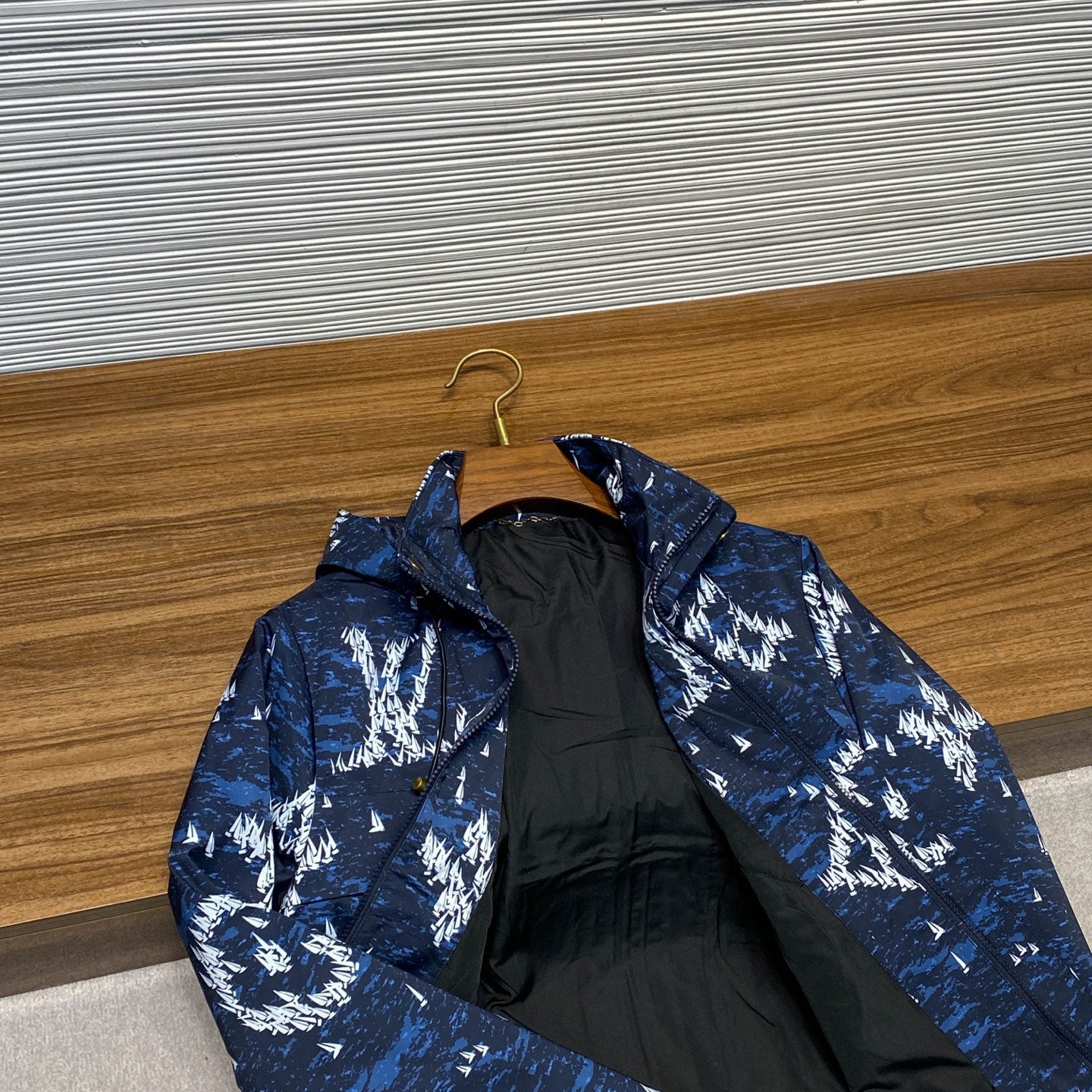 다크블루 윈드브레이커 (dark blue windbreaker)