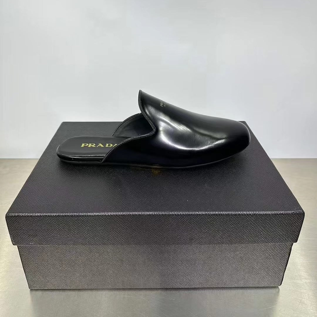 샤이니 레더 샌들 (Shiny leather sandals)