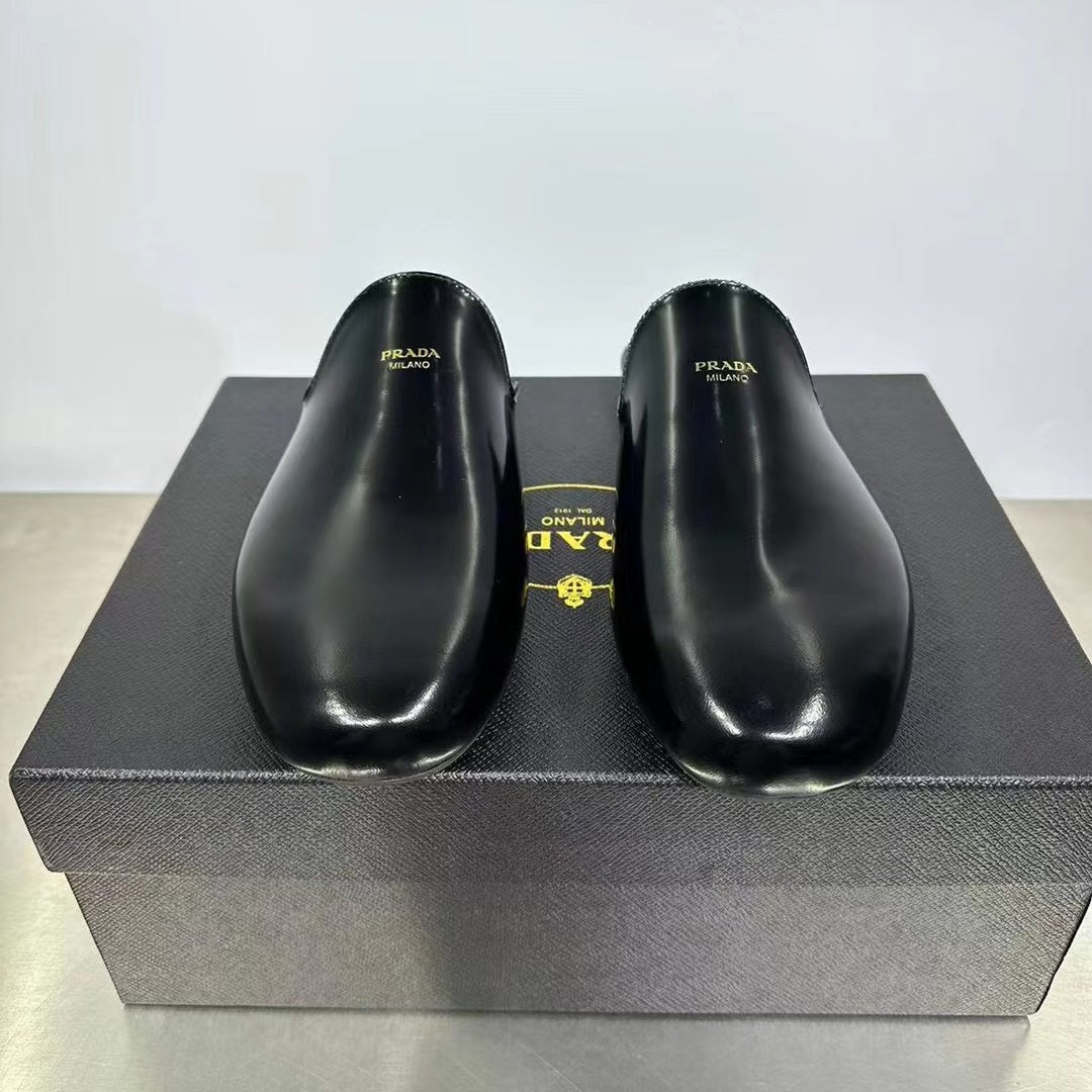 샤이니 레더 샌들 (Shiny leather sandals)