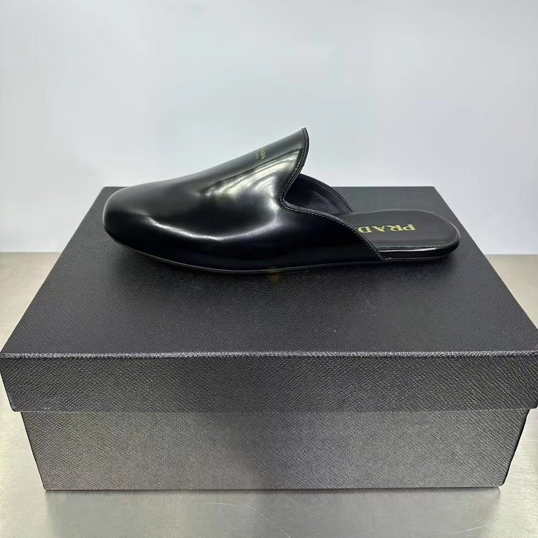 샤이니 레더 샌들 (Shiny leather sandals)