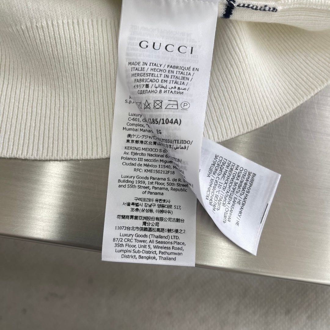 V넥 가디건 (V-neck cardigan)