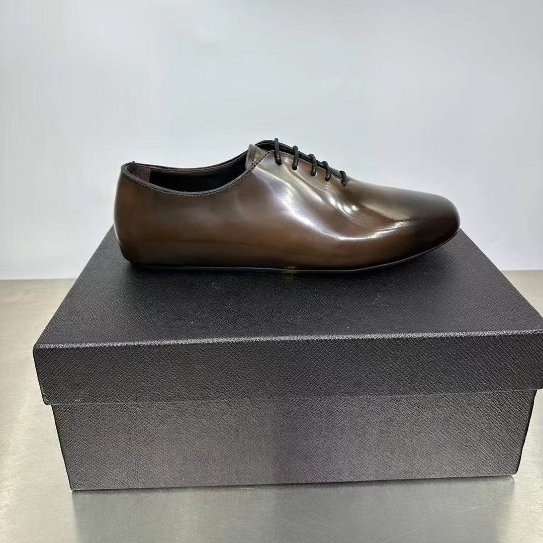 샤이니 레더슈즈 (Shiny leather shoes)