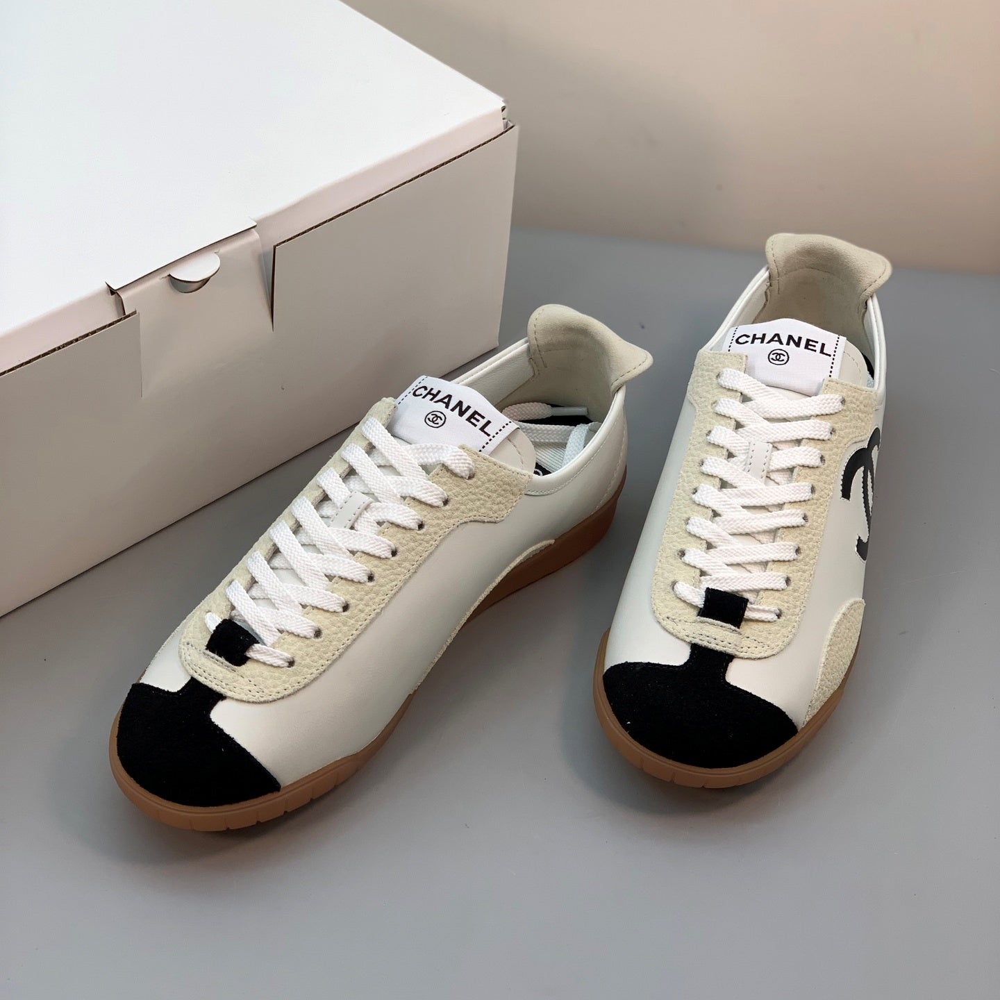 엠보싱 스니커즈 (Embossed sneakers)