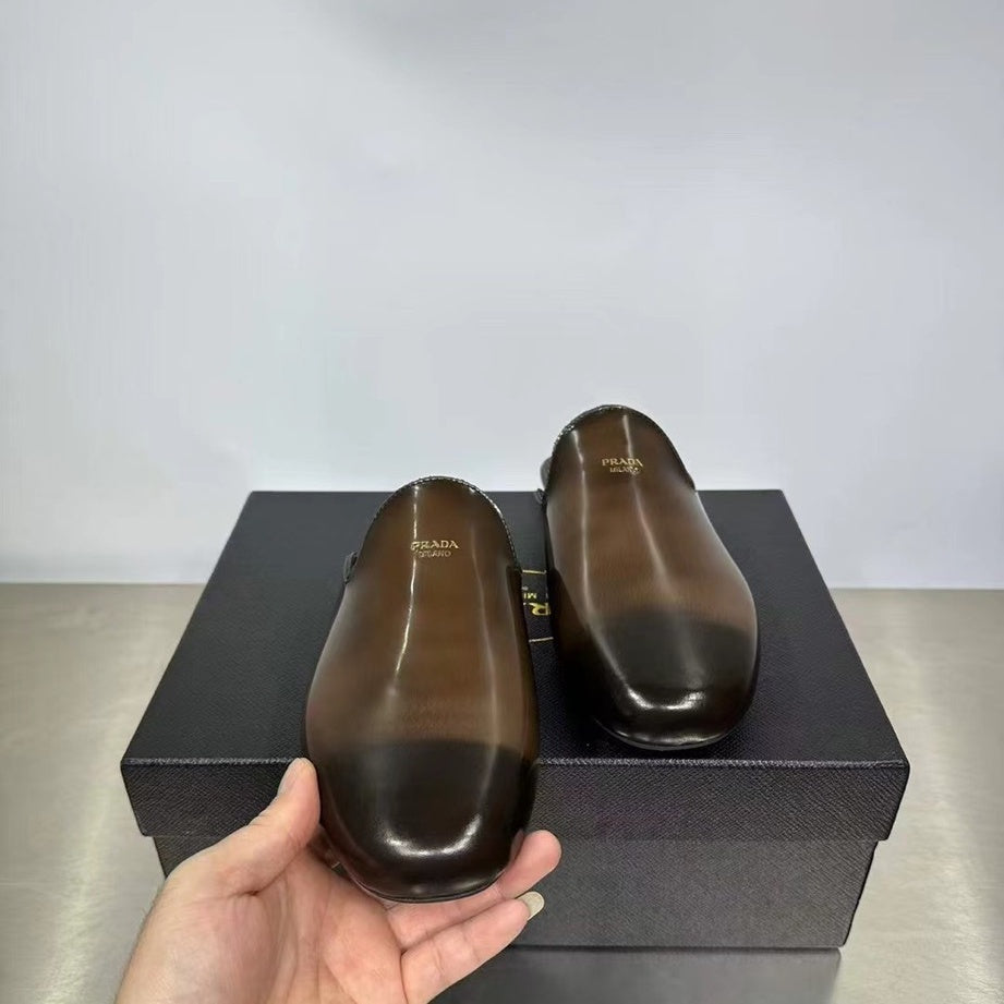 샤이니 레더 샌들 (Shiny leather sandals)