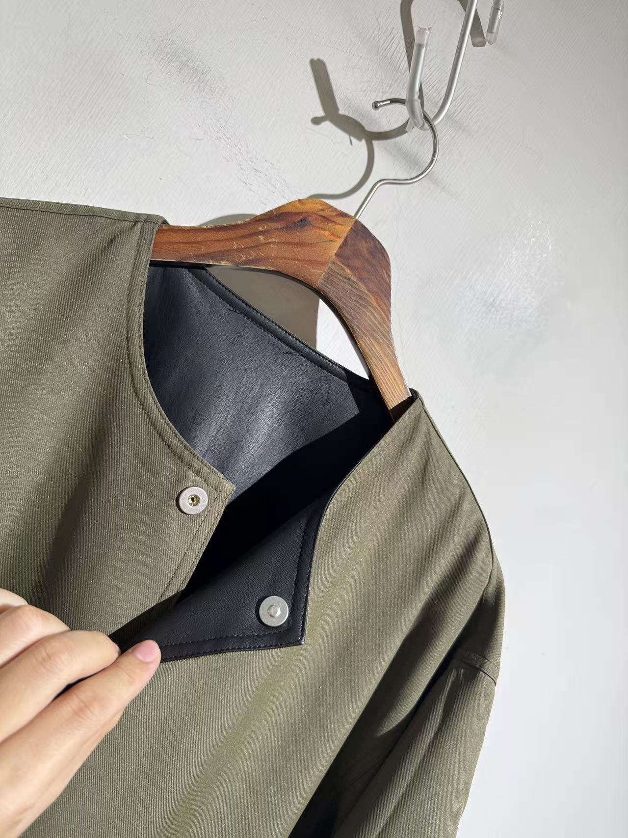 리버서블 카라리스 자켓 (Reversible collarless jacket)