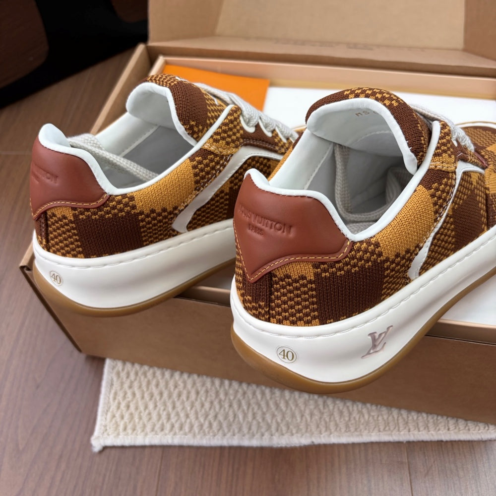 레이스업 스니커즈 (Lace-up sneakers)