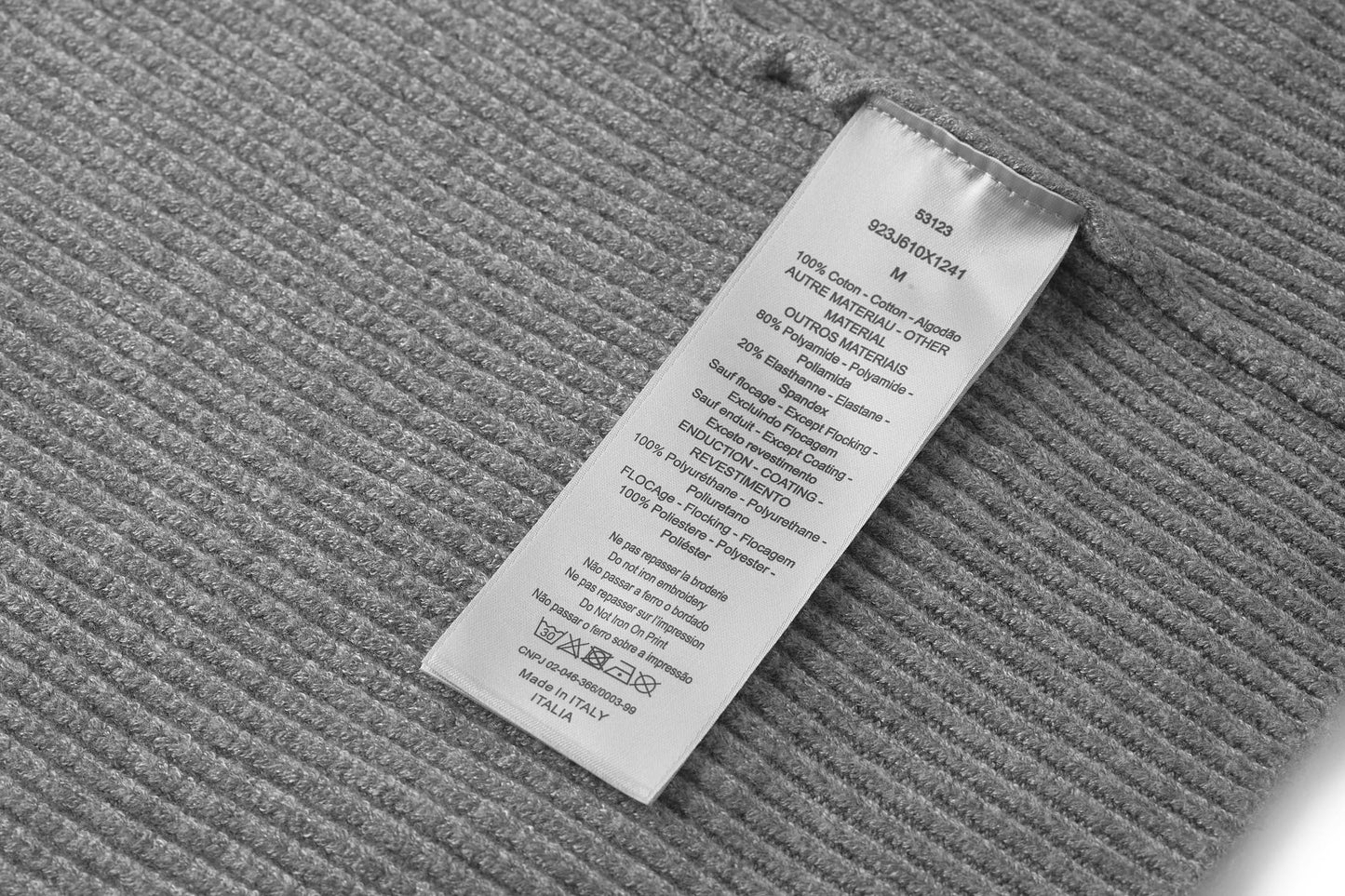 V넥 울 스웨터 (V-neck wool sweater)