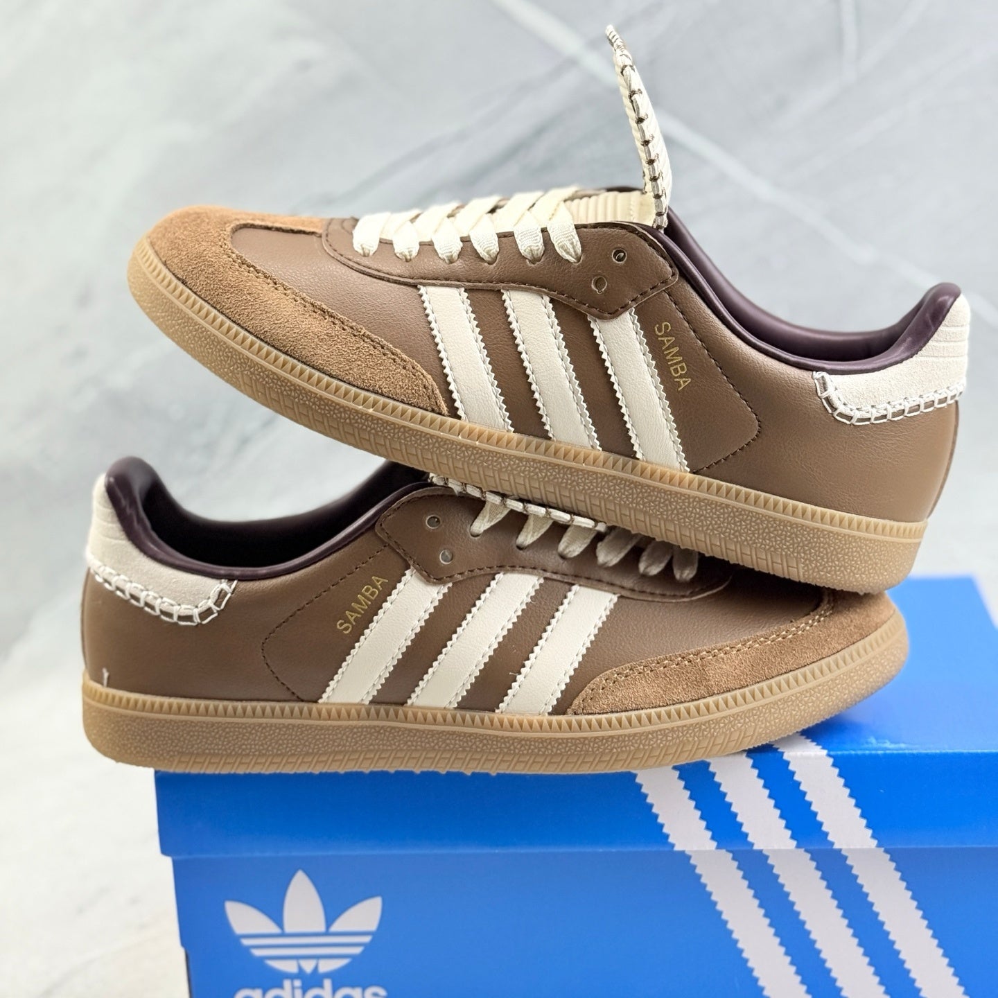 웨일즈 스니커즈 (Wales Sneakers)