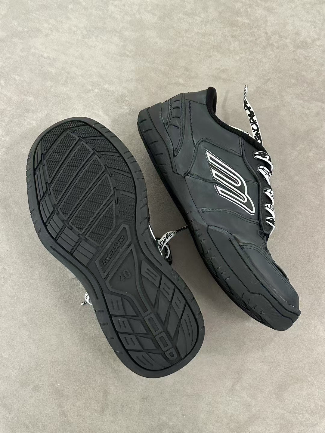 햄튼슨 원아웃 스니커즈 (Hamptonson One Out Sneakers)