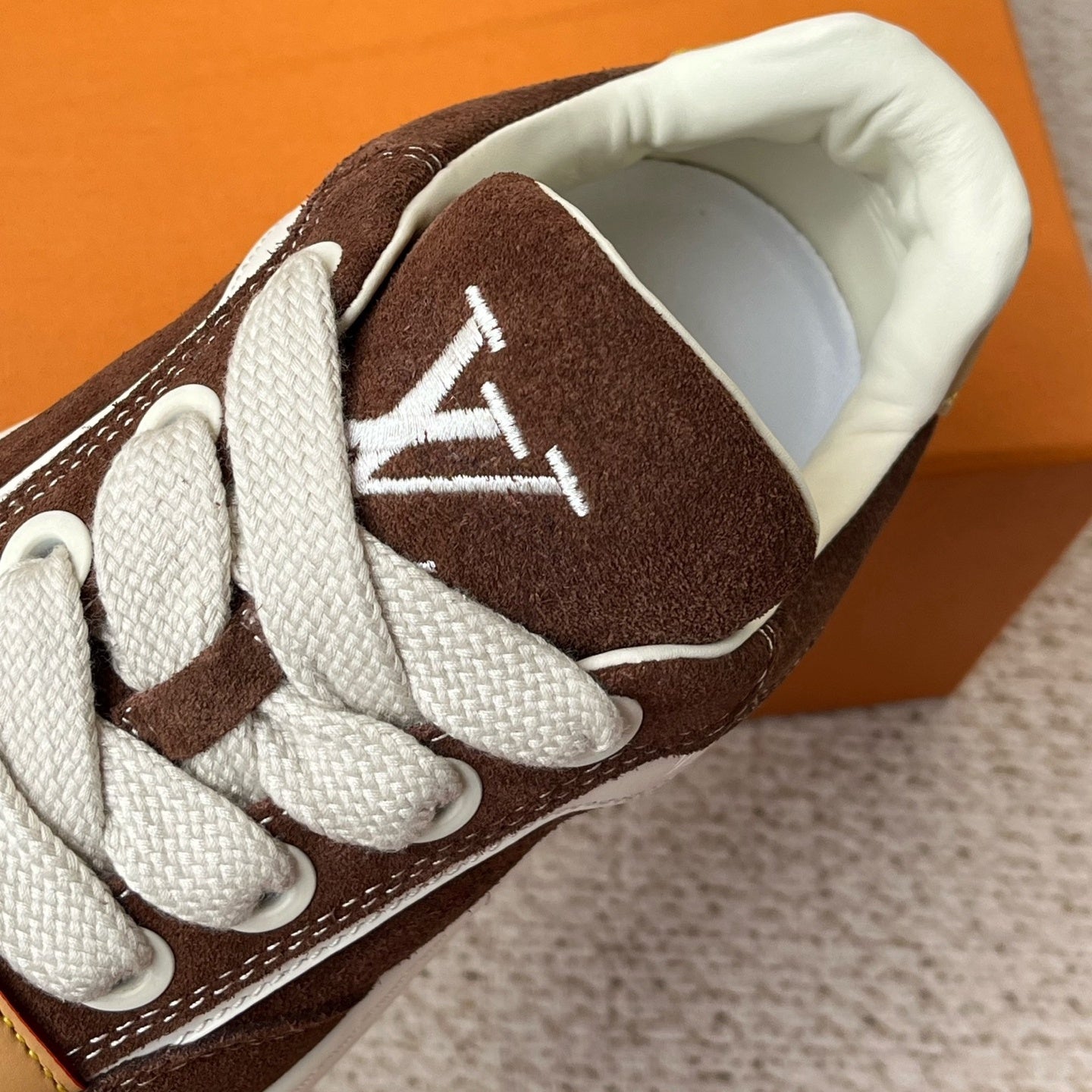 트레이너 스니커즈 (trainer sneakers)