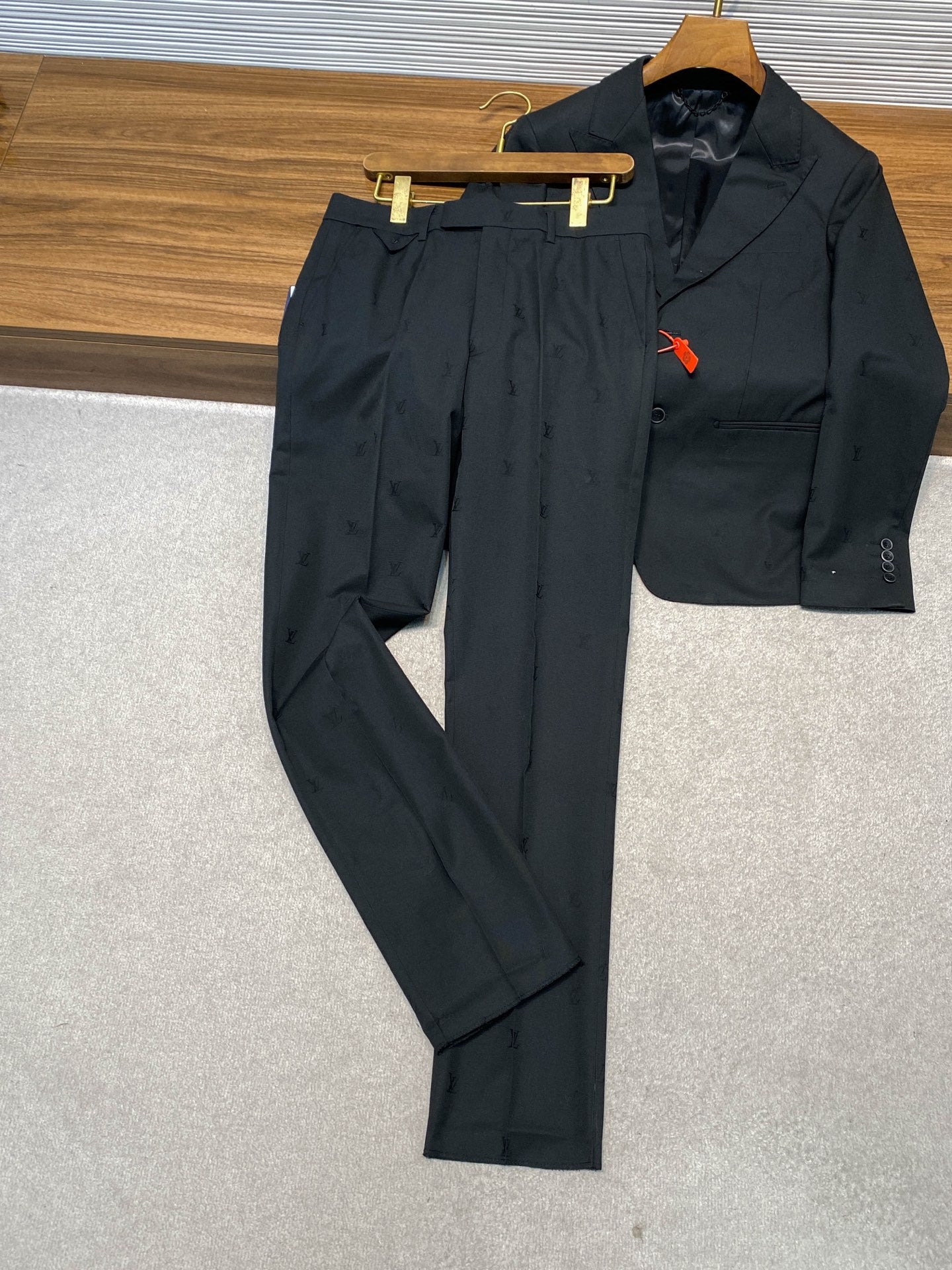 새틴 수트 (satin suit)