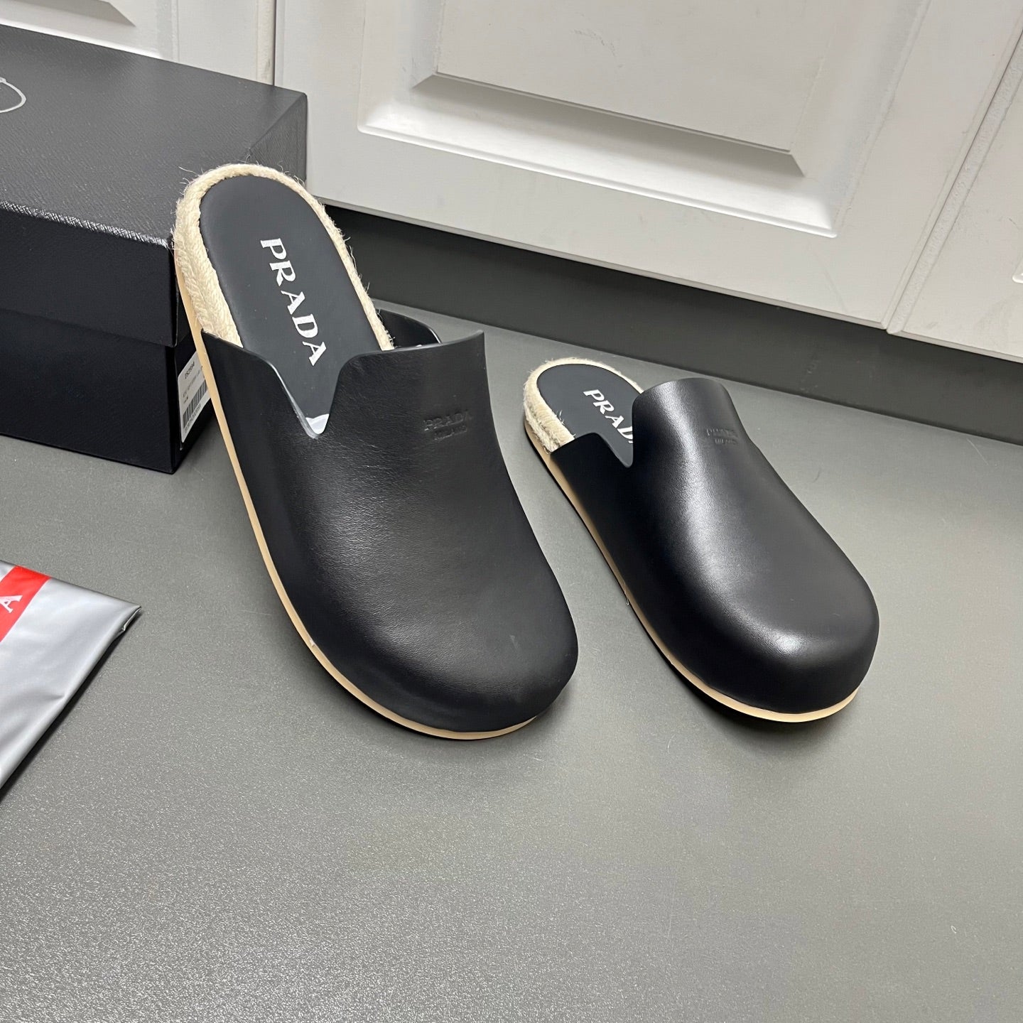 뮬 샌들 (mule sandals)