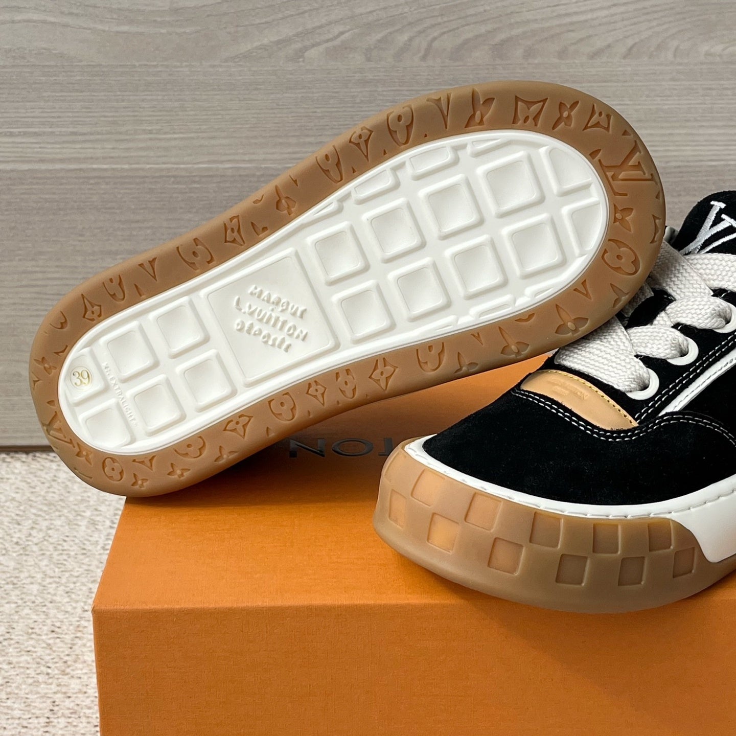 트레이너 스니커즈 (trainer sneakers)