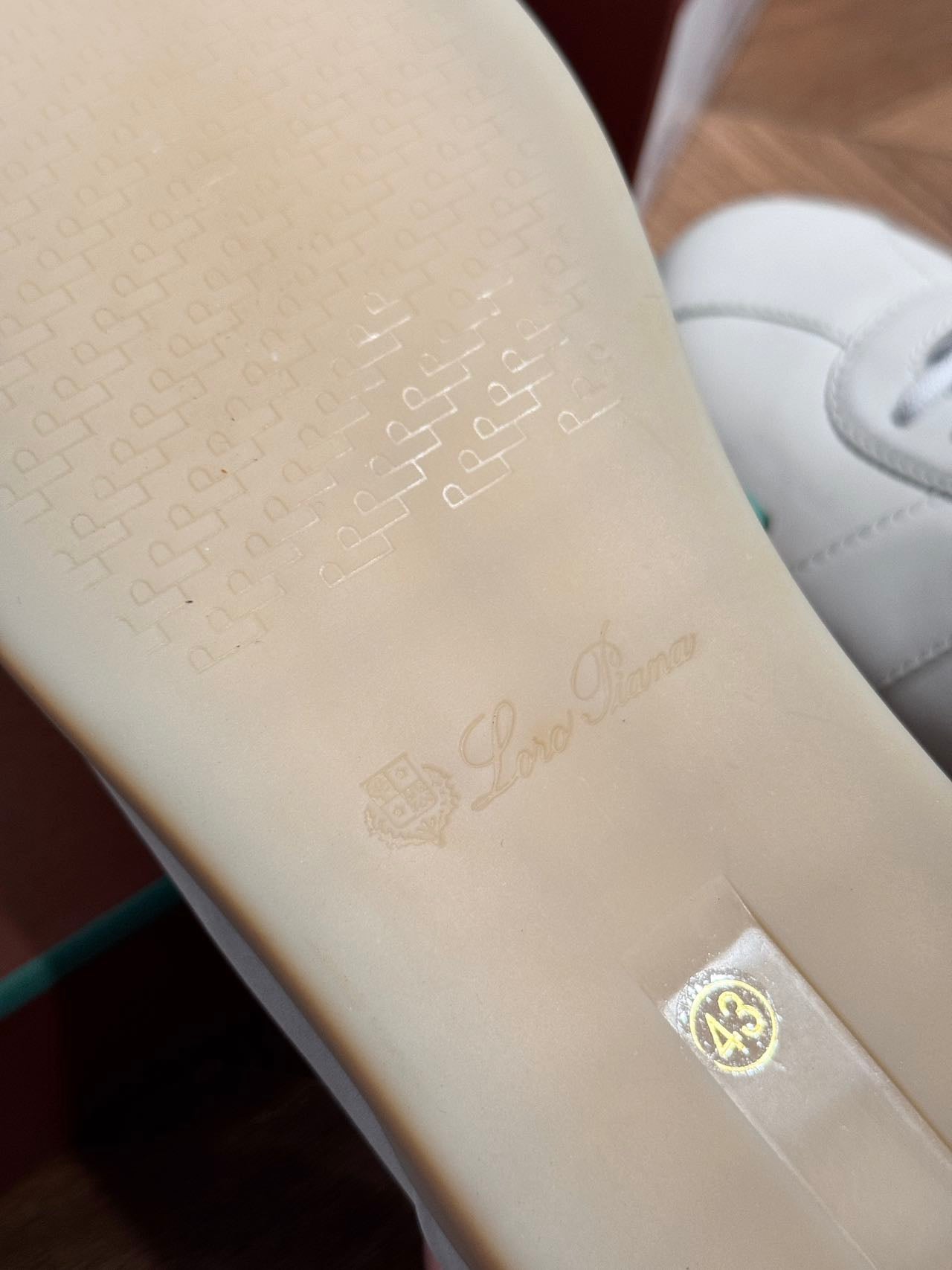 스웨이드 스니커즈 (Suede sneakers)