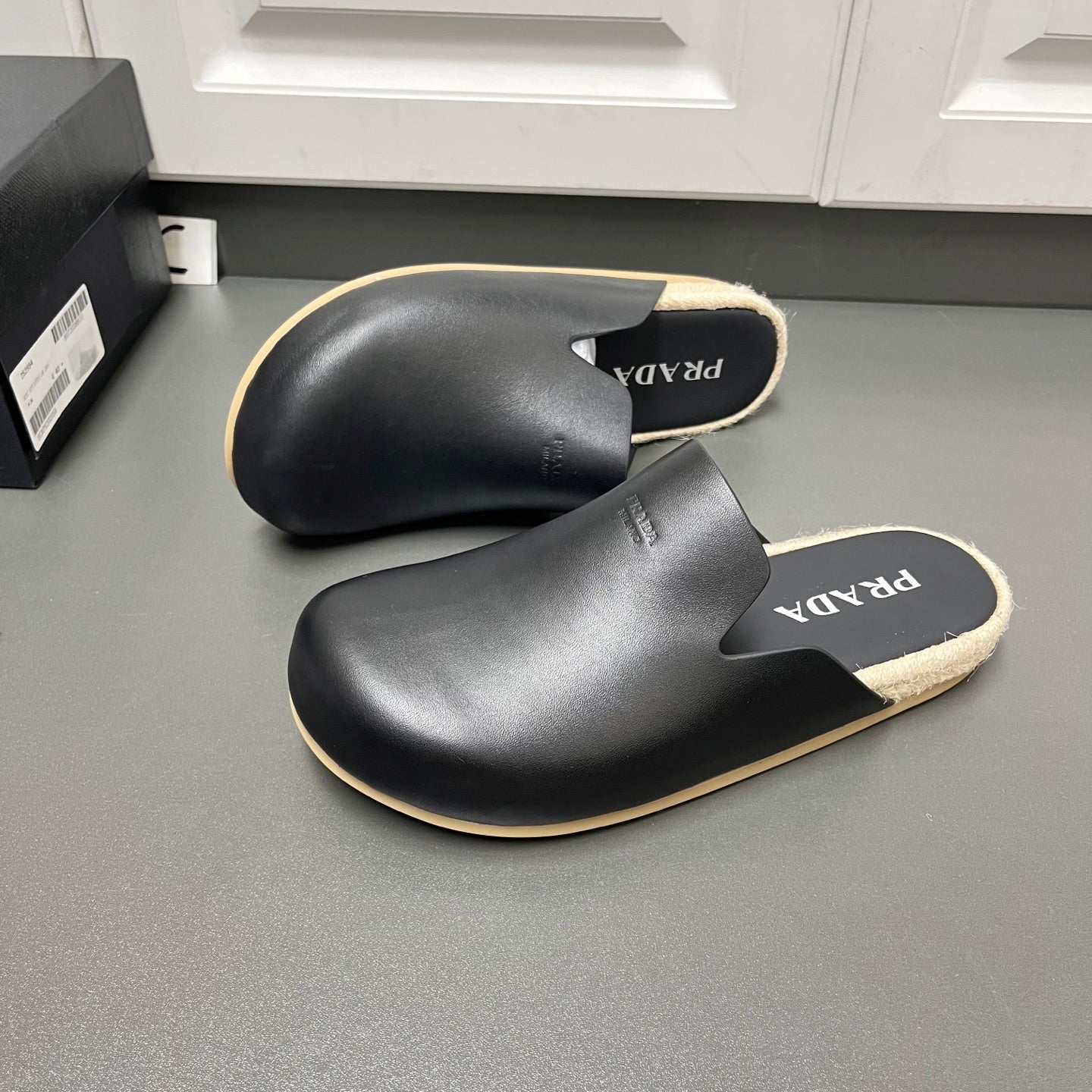 뮬 샌들 (mule sandals)