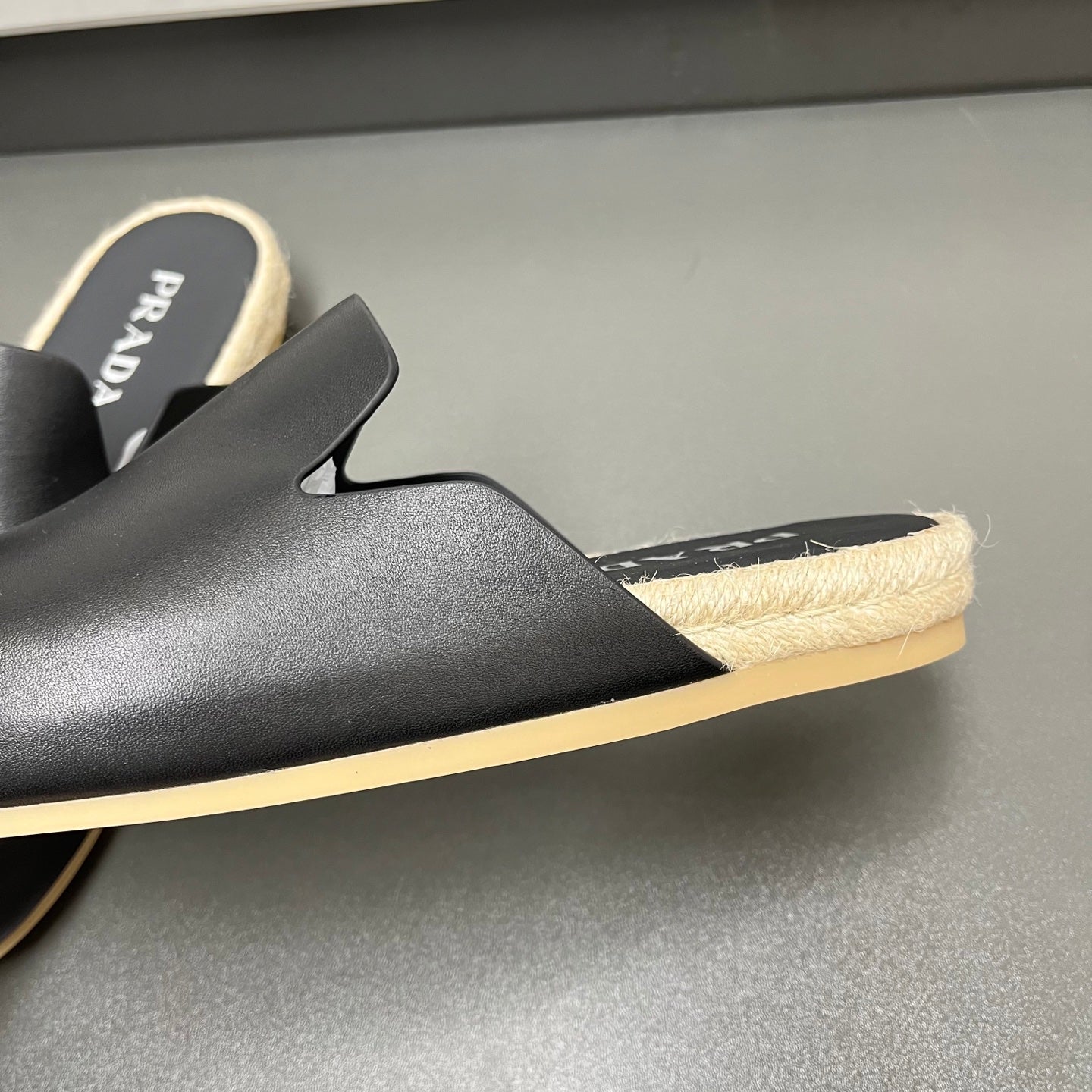 뮬 샌들 (mule sandals)