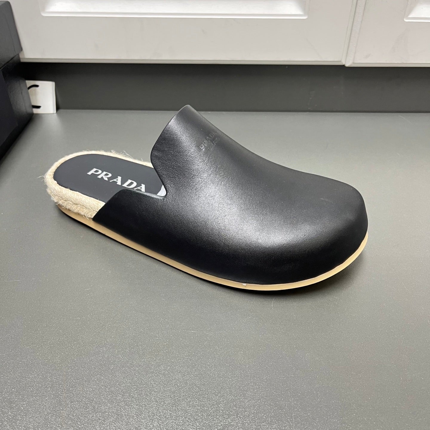 뮬 샌들 (mule sandals)