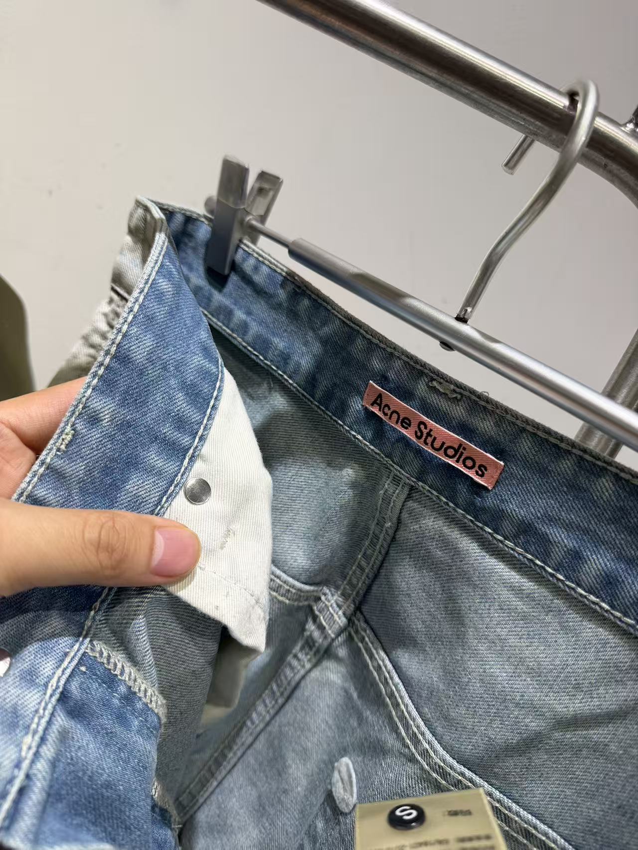 커브드 컷 청바지 (Curved-cut jeans)