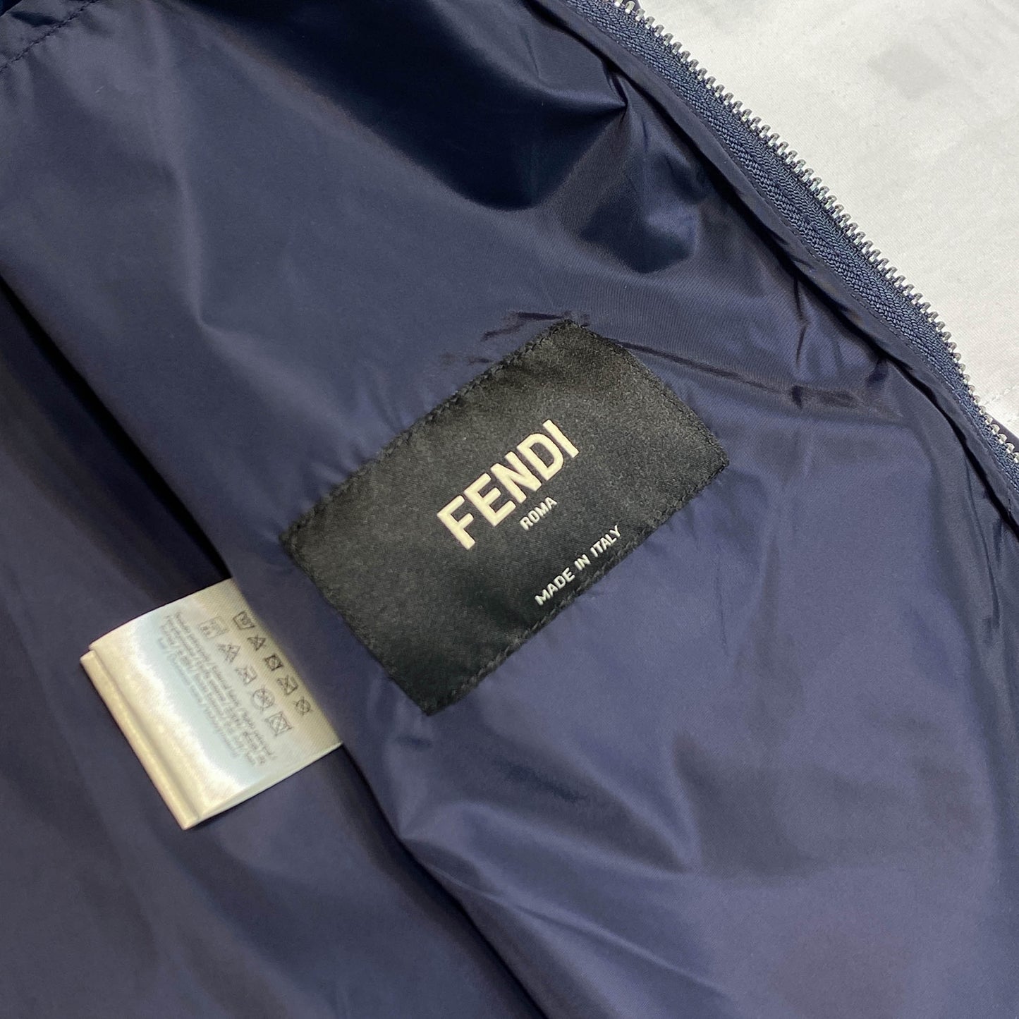 클래식 뱃지 윈드브레이커 (Classic Badge Windbreaker)