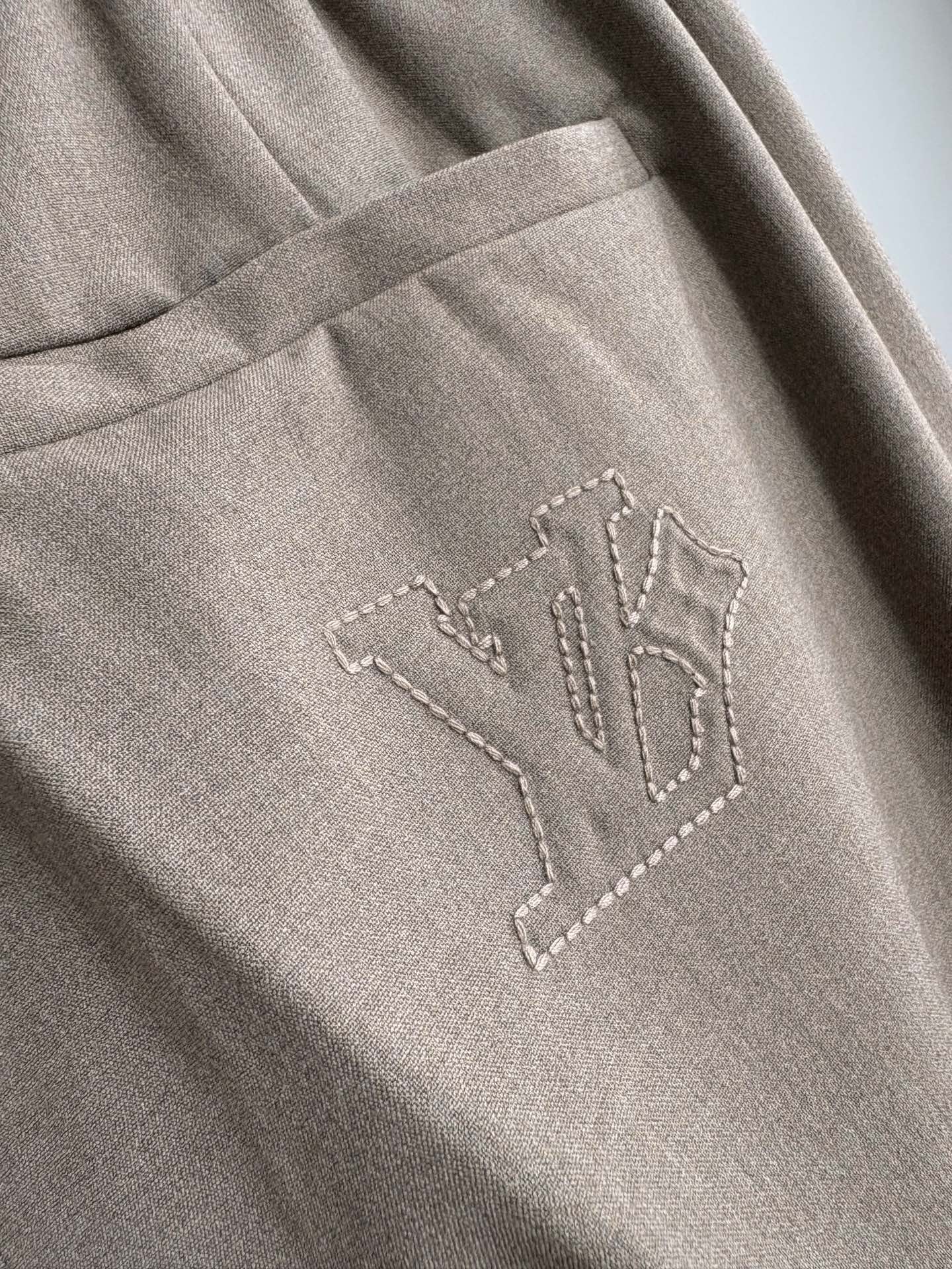 울 V넥 팬츠 (Wool V-neck pants)