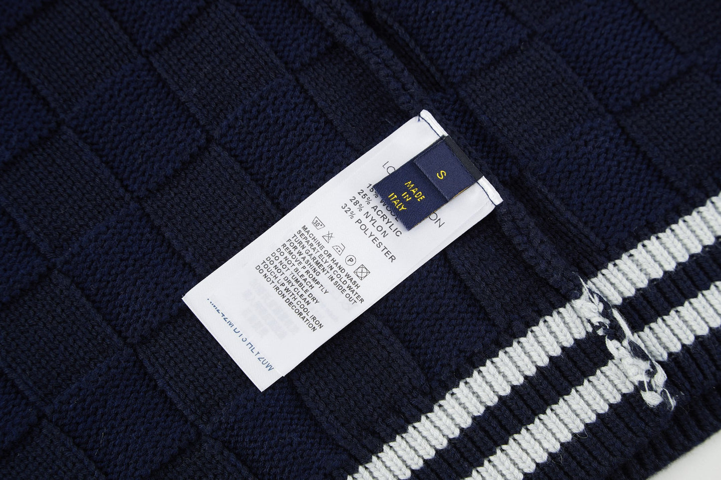 체크 집업 가디건 (Checked zip-up cardigan)
