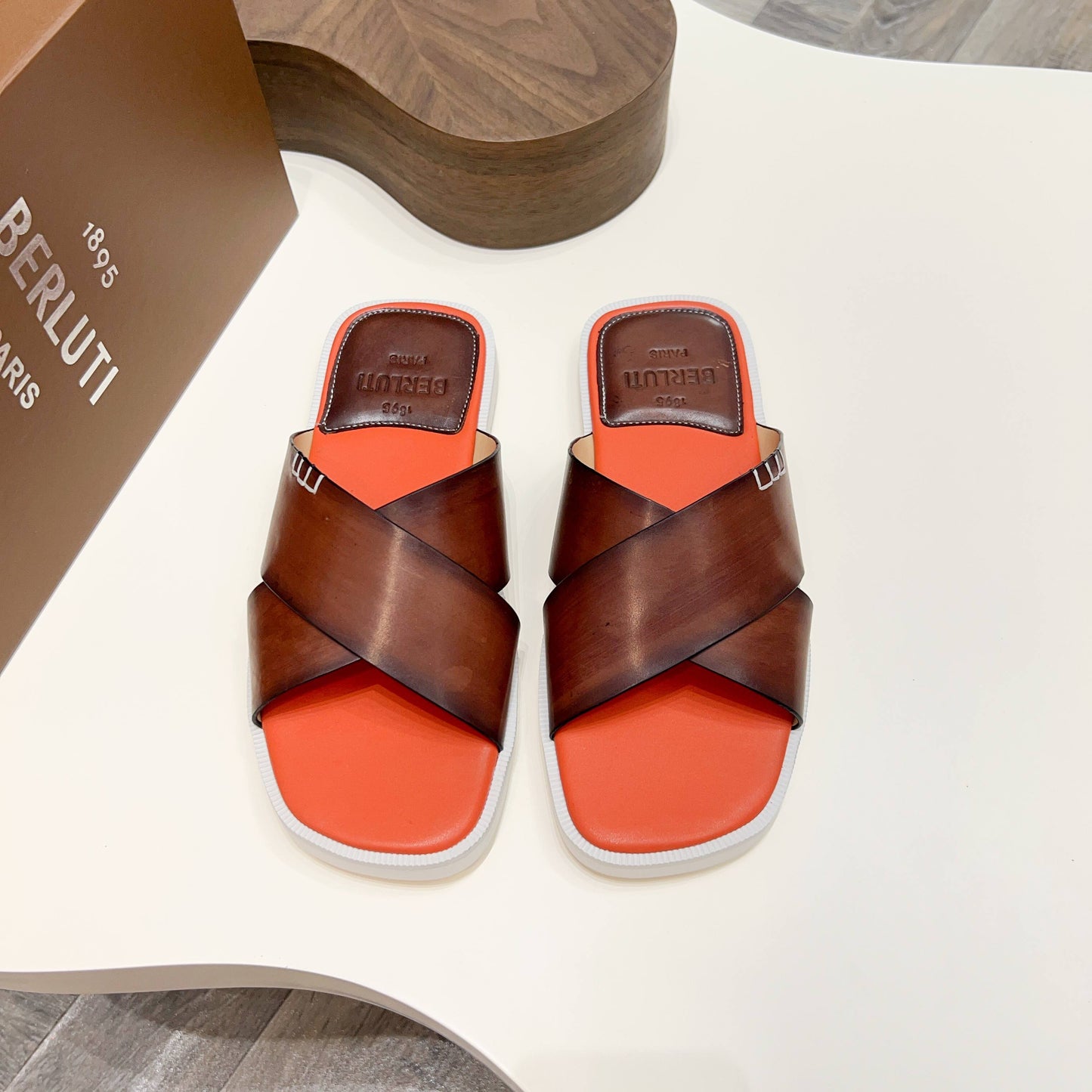 하이글로스 샌들 (high gloss sandals)