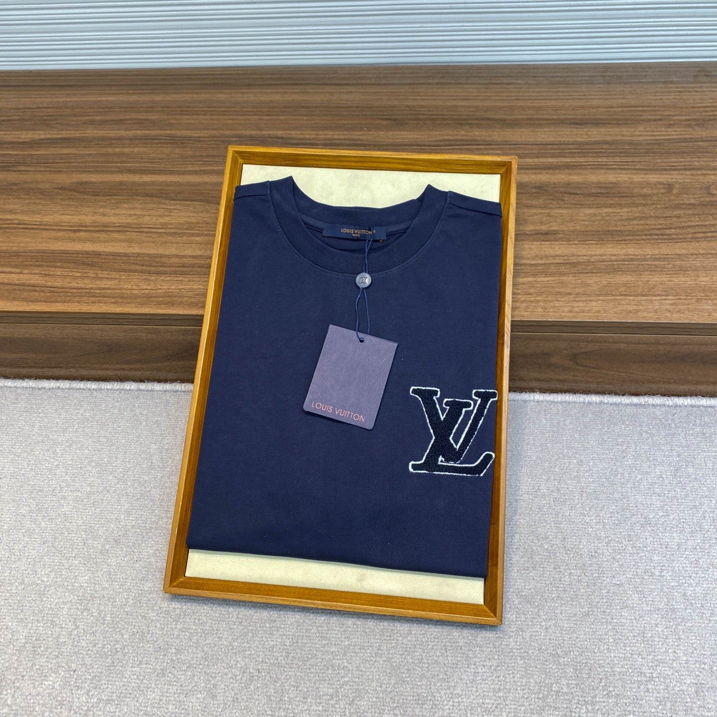 V 티셔츠 (V t-shirt)