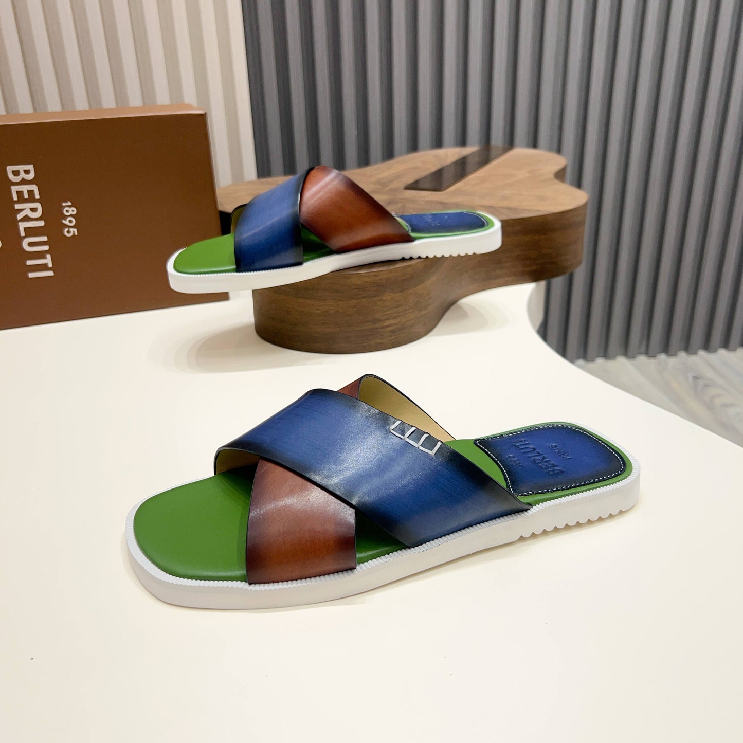 하이글로스 샌들 (high gloss sandals)