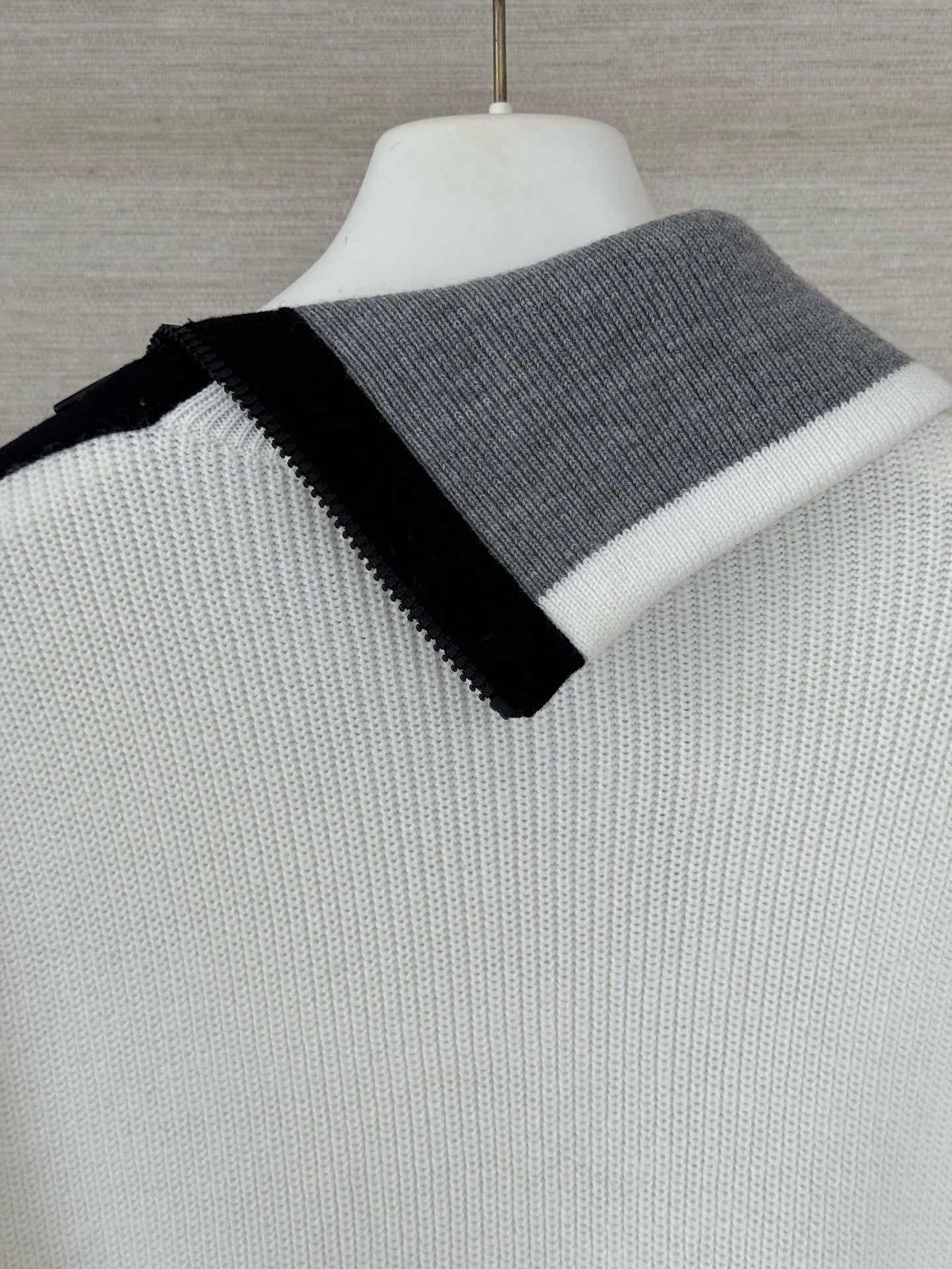 비대칭 집업 스웨터 (Asymmetrical Zip-Up Sweater)