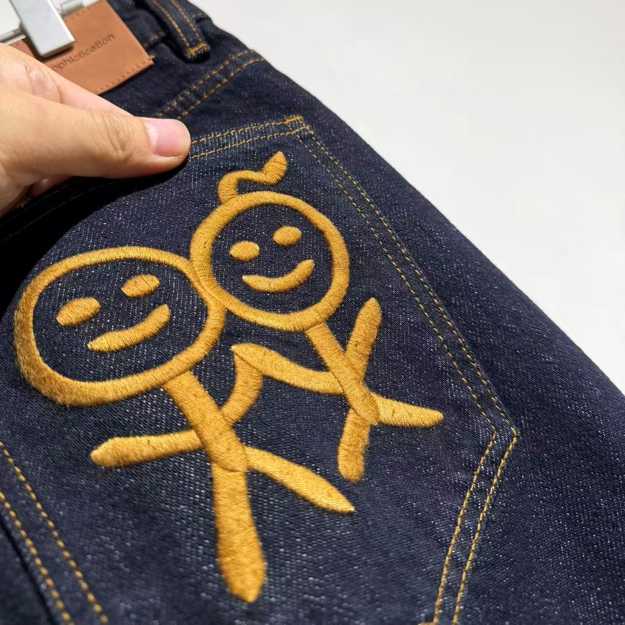 스틱 피규어 청바지 (Stick figure in jeans)