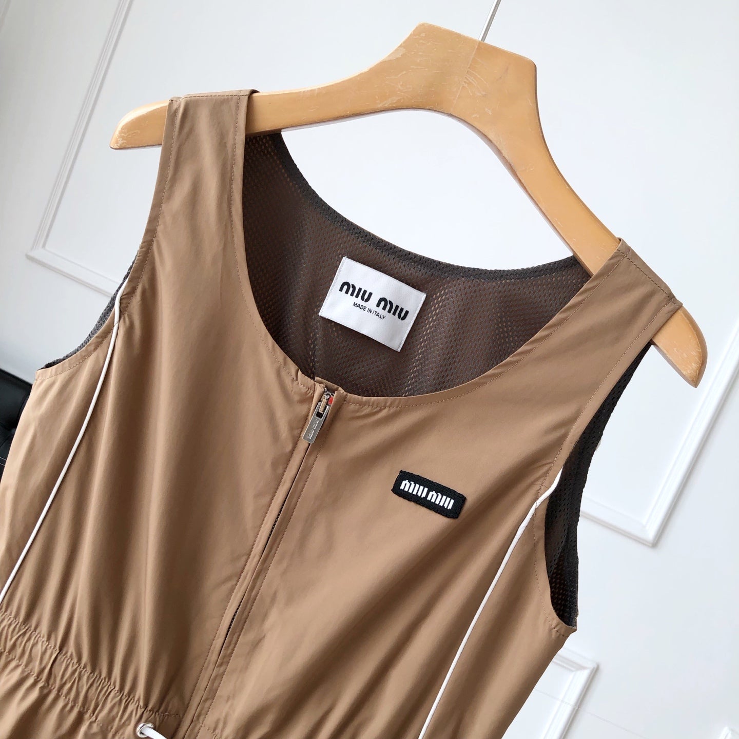 네크라인 원피스 (neckline dress)