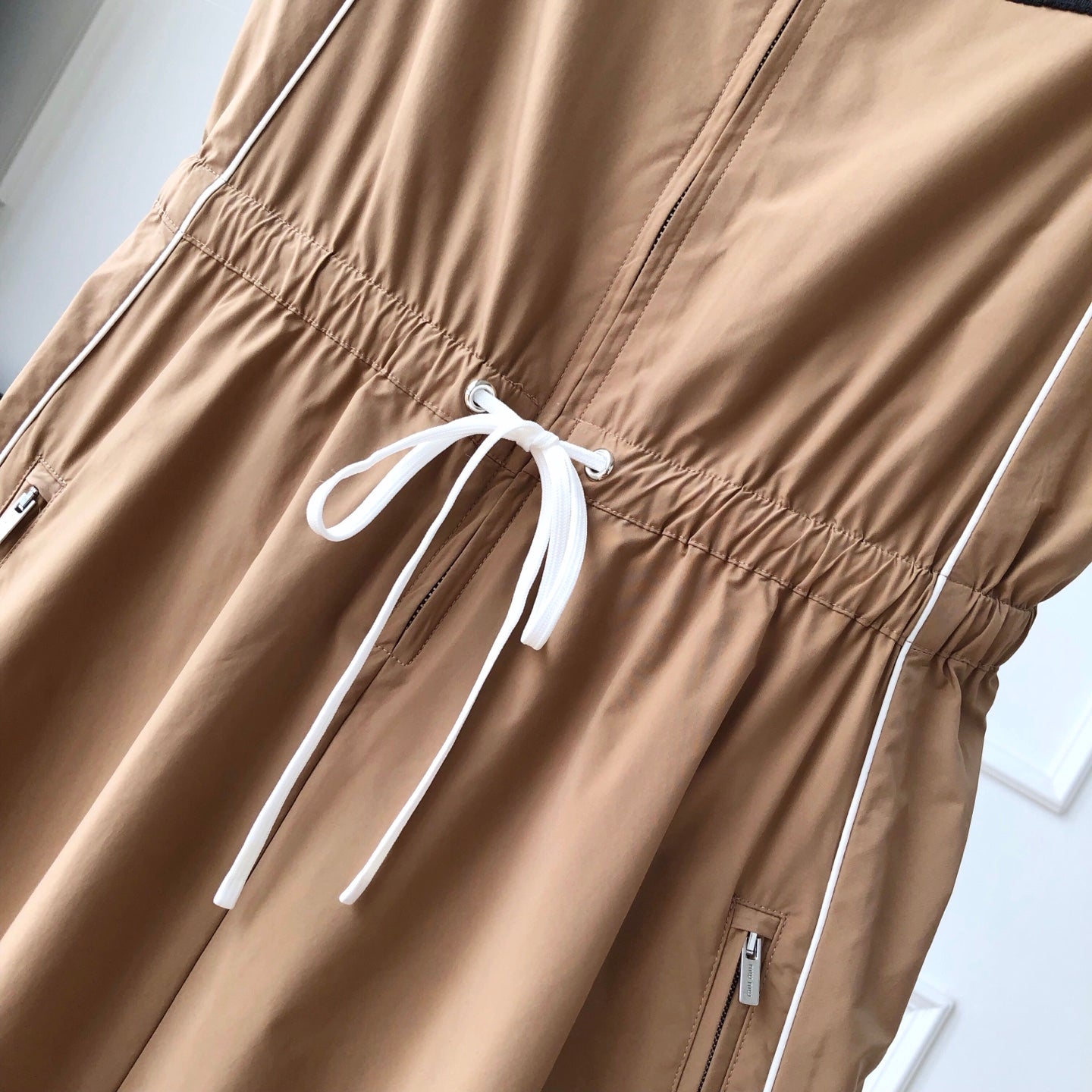 네크라인 원피스 (neckline dress)