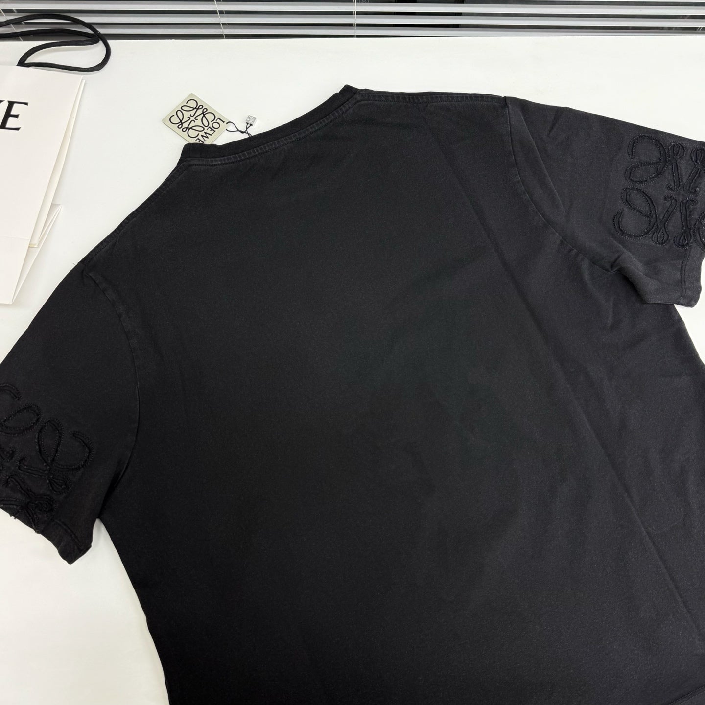 디스트레스드 티셔츠 (Distressed T-shirt)