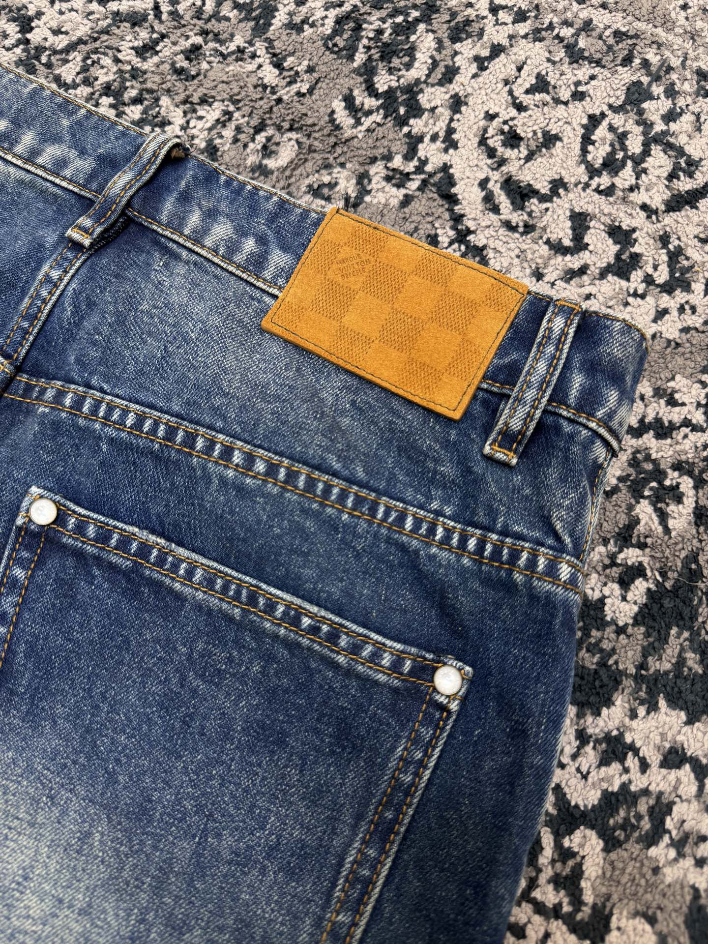 누벅 청바지 (nubuck jeans)