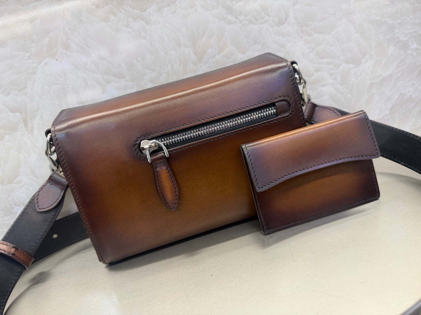 주르 드 포슈 메신저백 (Jour De Poche Messenger bag)