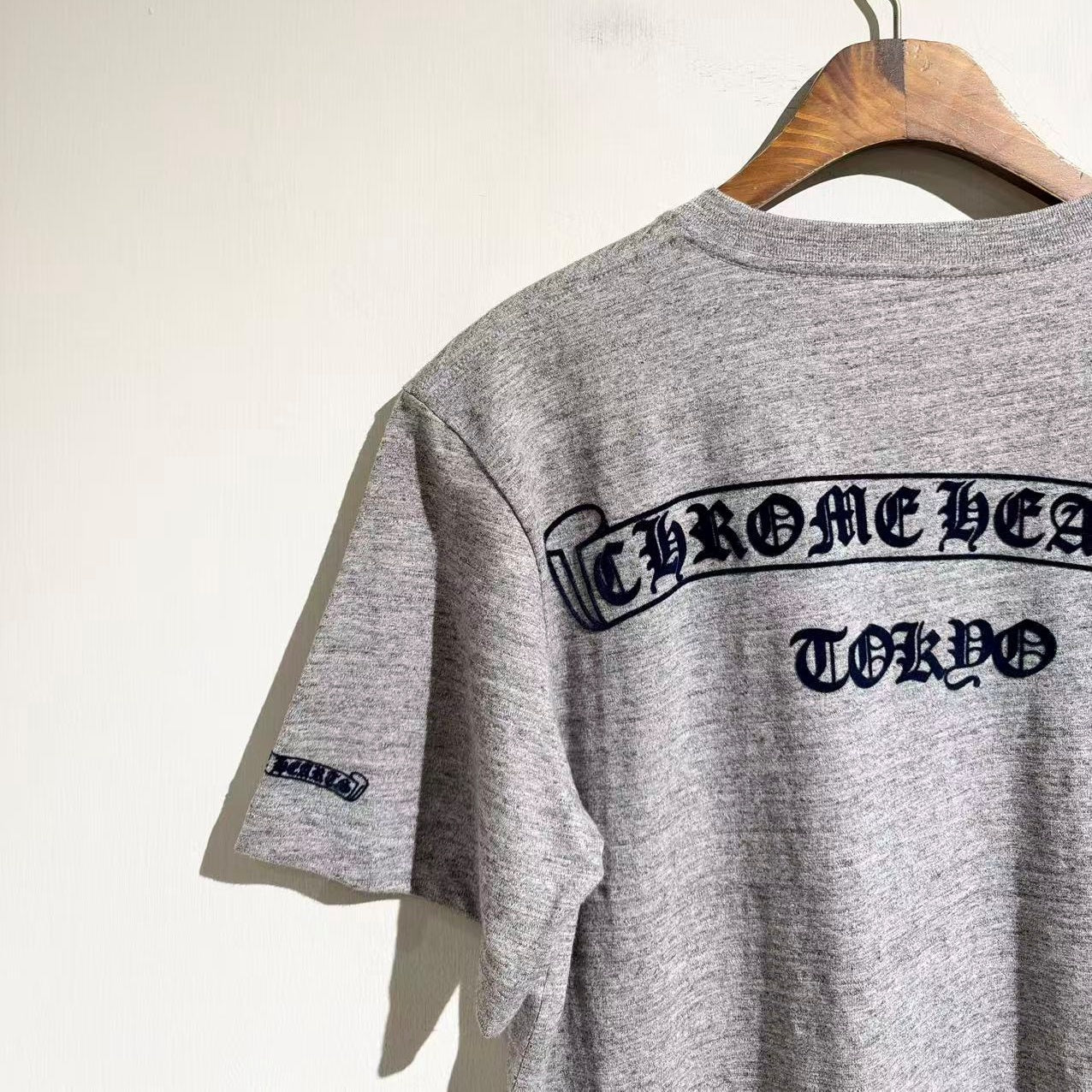 헤더 그레이 티셔츠 (heather gray t-shirt)