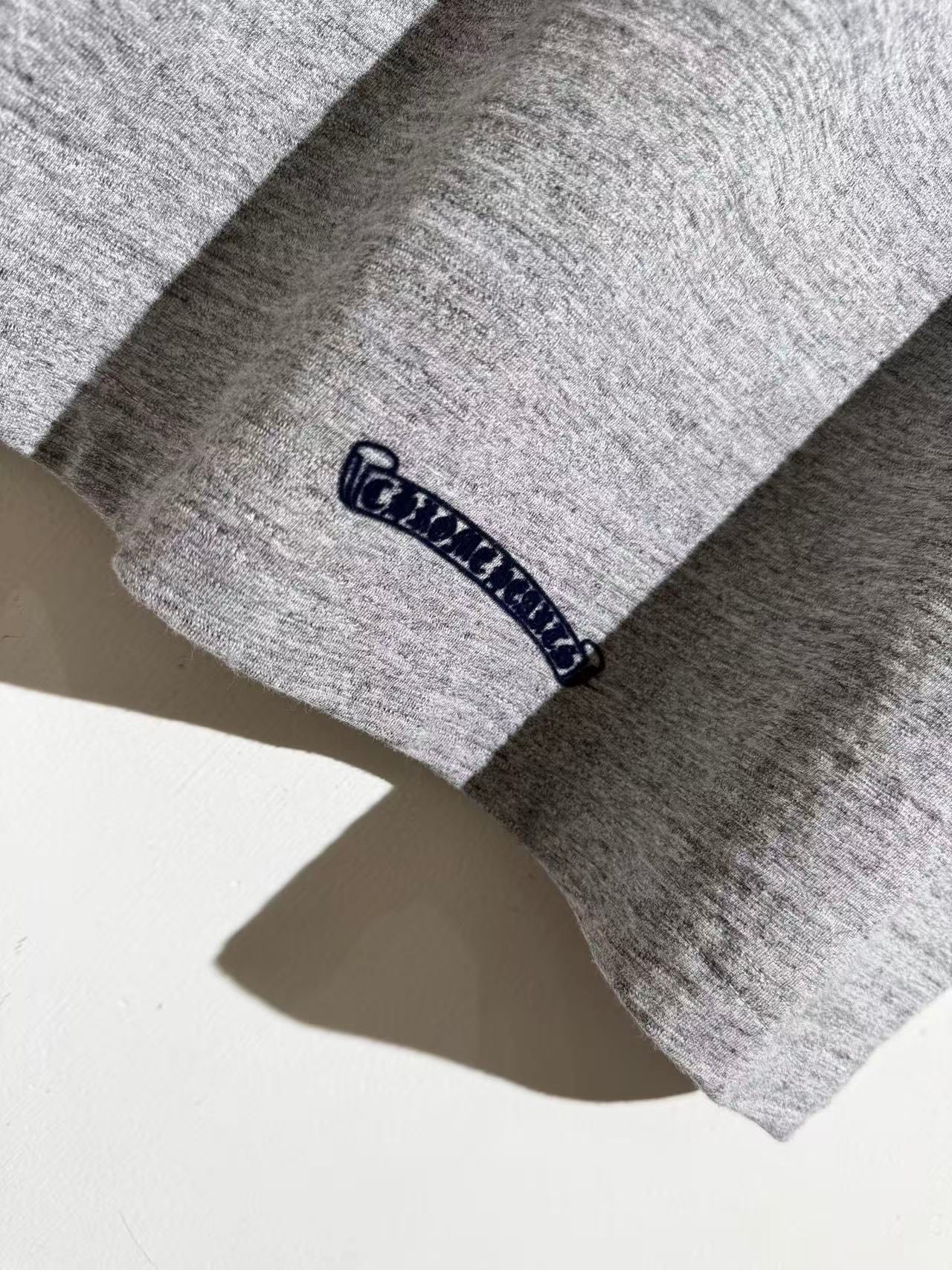 헤더 그레이 티셔츠 (heather gray t-shirt)