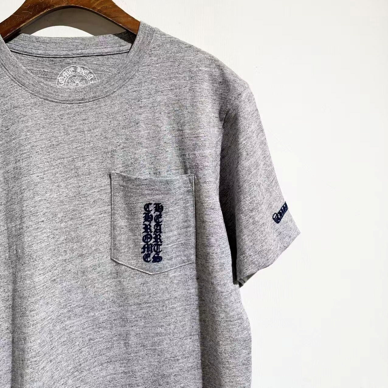 헤더 그레이 티셔츠 (heather gray t-shirt)