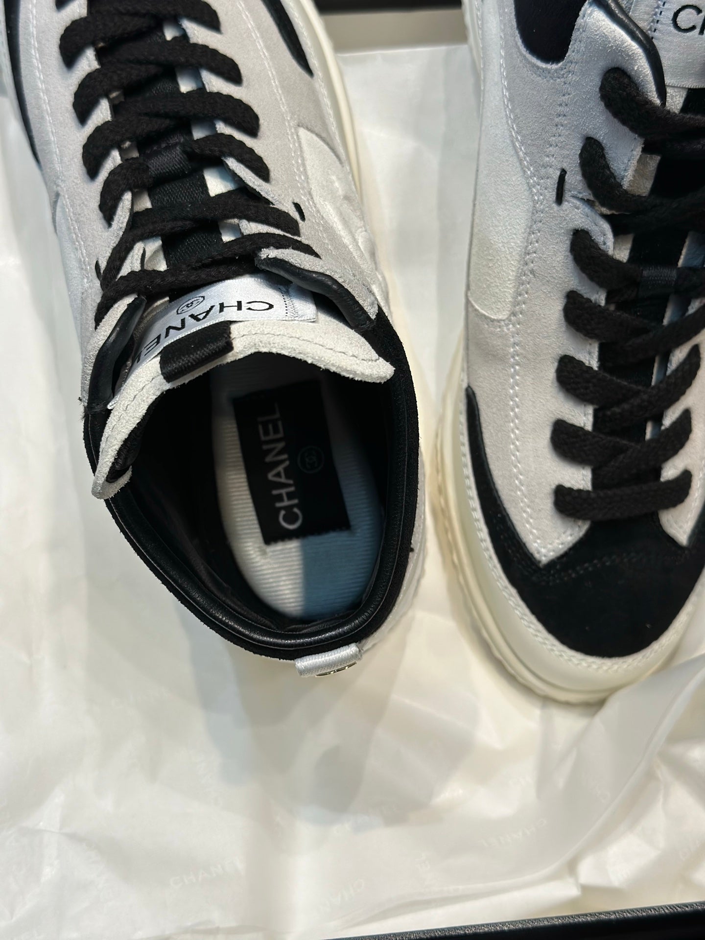 스웨이드 하이스니커즈 (Suede high sneakers)