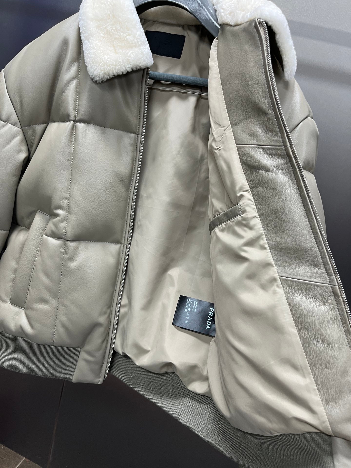 클래식 다운 양가죽패딩 (Classic down sheepskin padding)