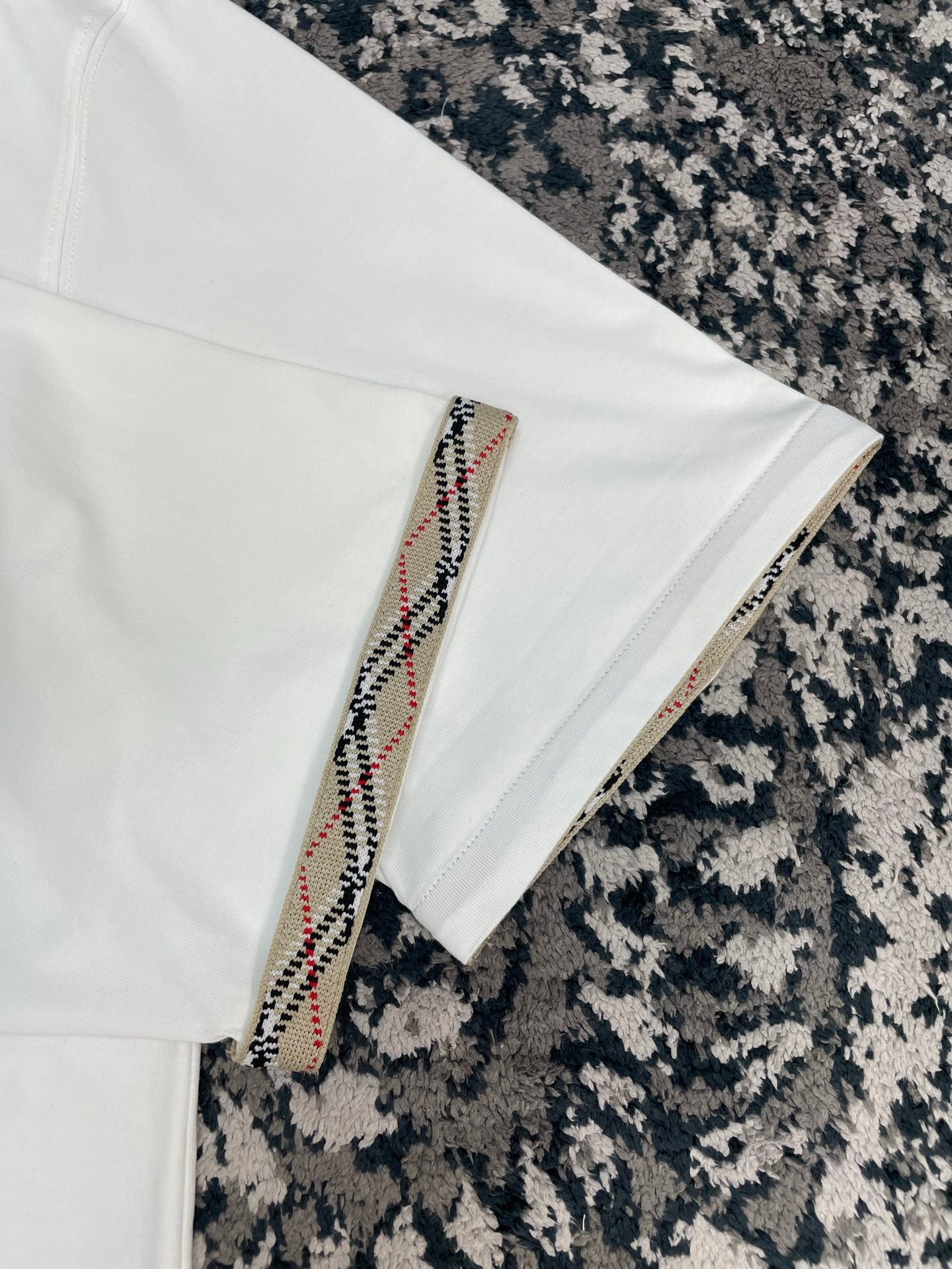EKD 반팔 티셔츠 (EKD Short-Sleeve T-Shirt)