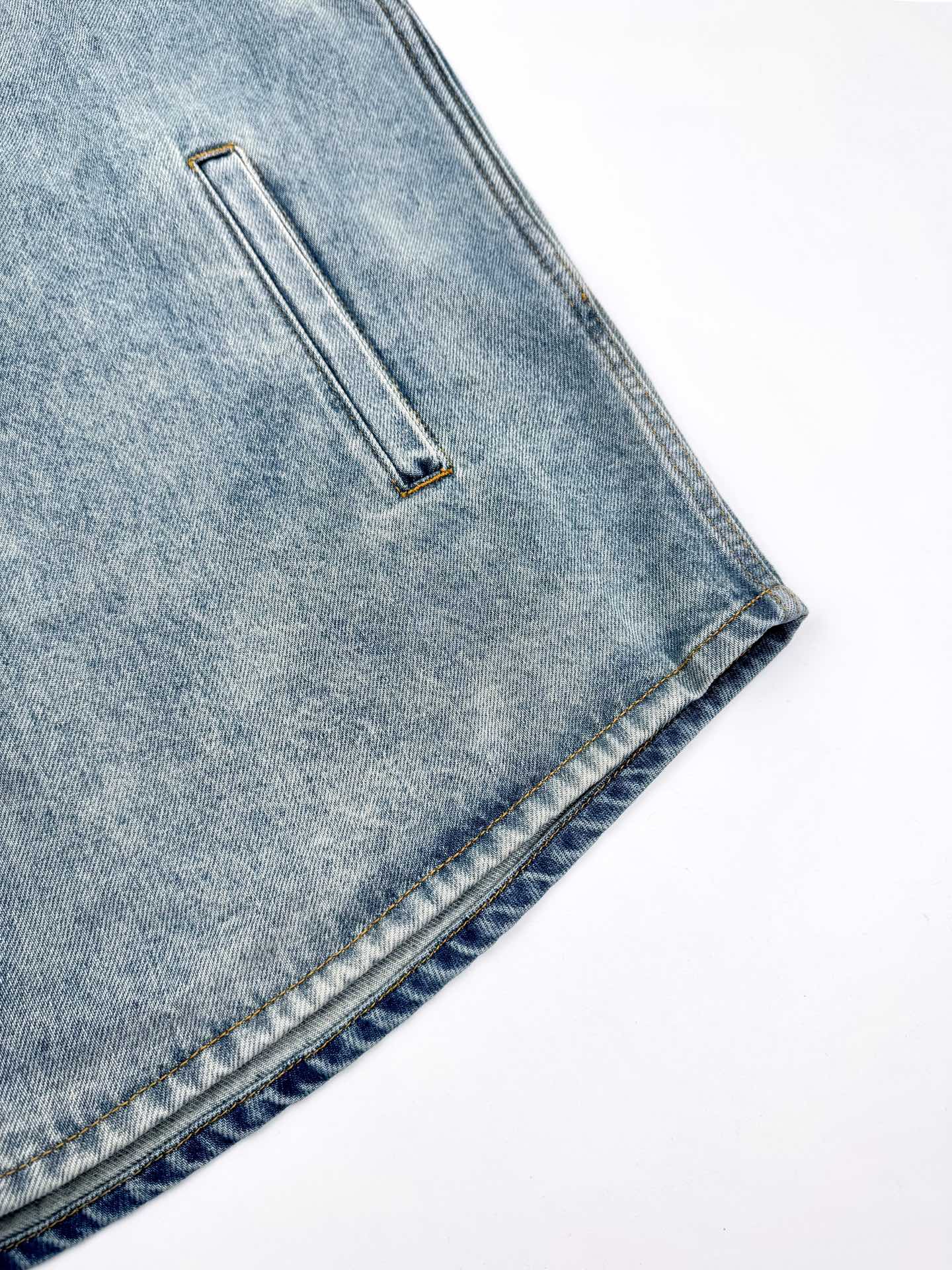 엠보싱 데님셔츠 (Embossed denim shirt)