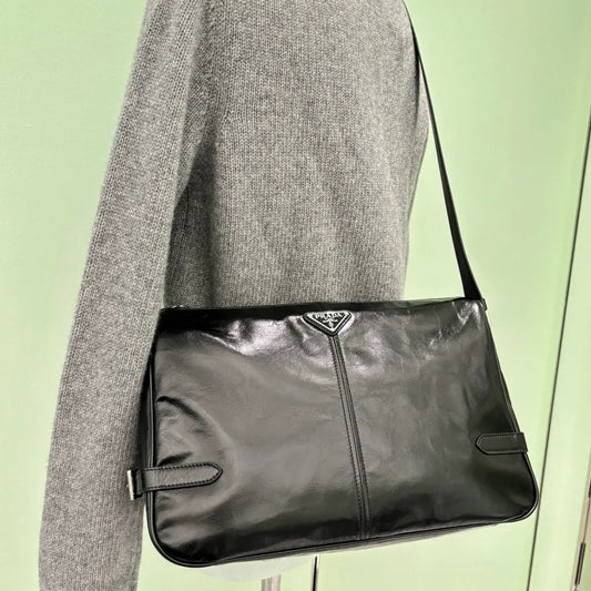 메탈 로고 숄더백 (metal logo shoulder bag)