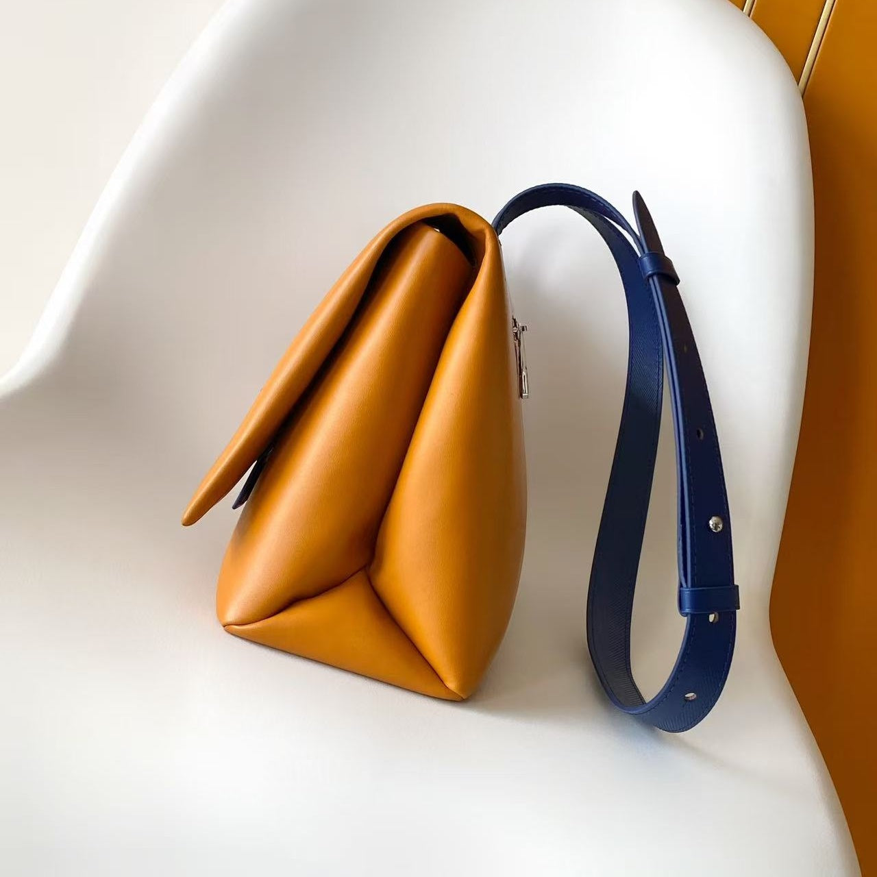 트렁크 플랩 크로스백 (Trunk Flap Crossbody Bag)