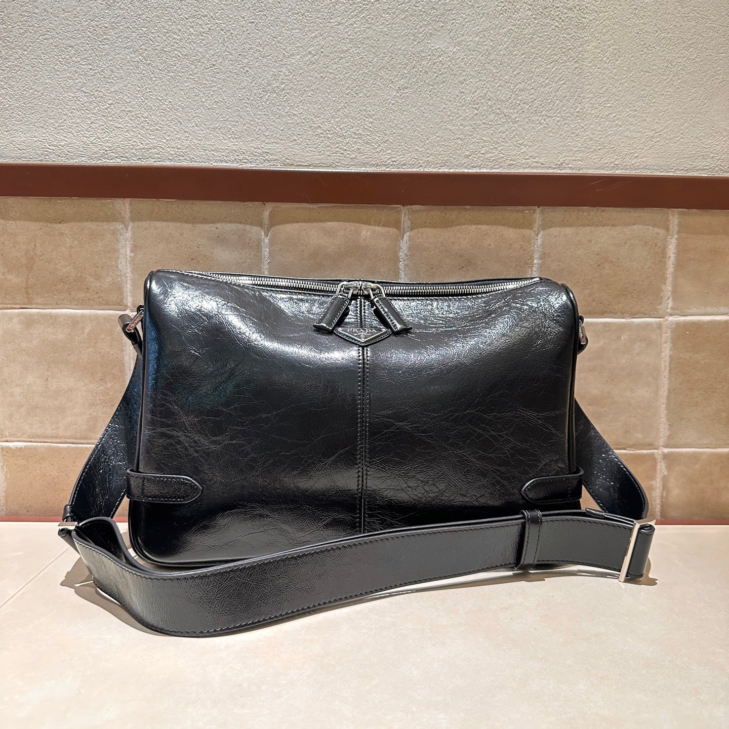 메탈 로고 숄더백 (metal logo shoulder bag)